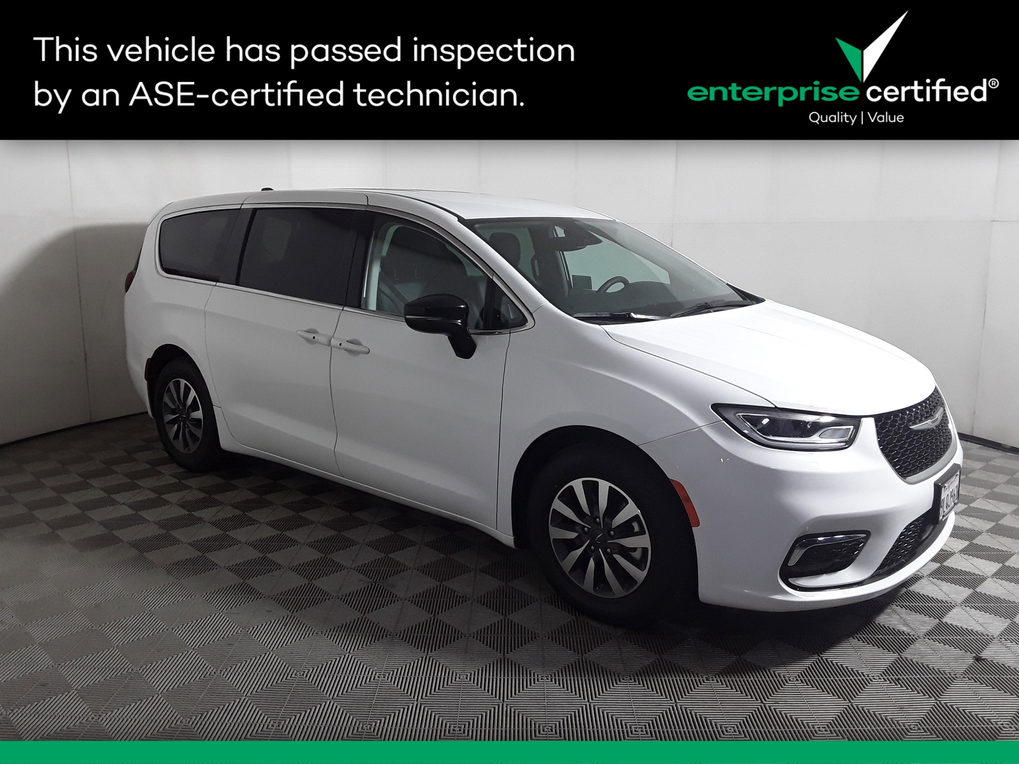 2024 Chrysler Pacifica PHEV Select's photo