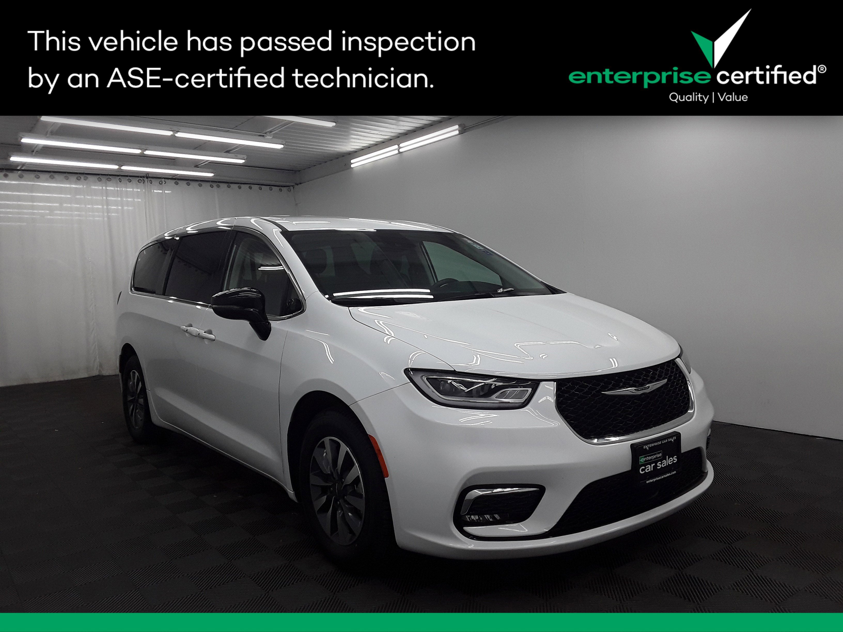 2024 Chrysler Pacifica PHEV Select's photo