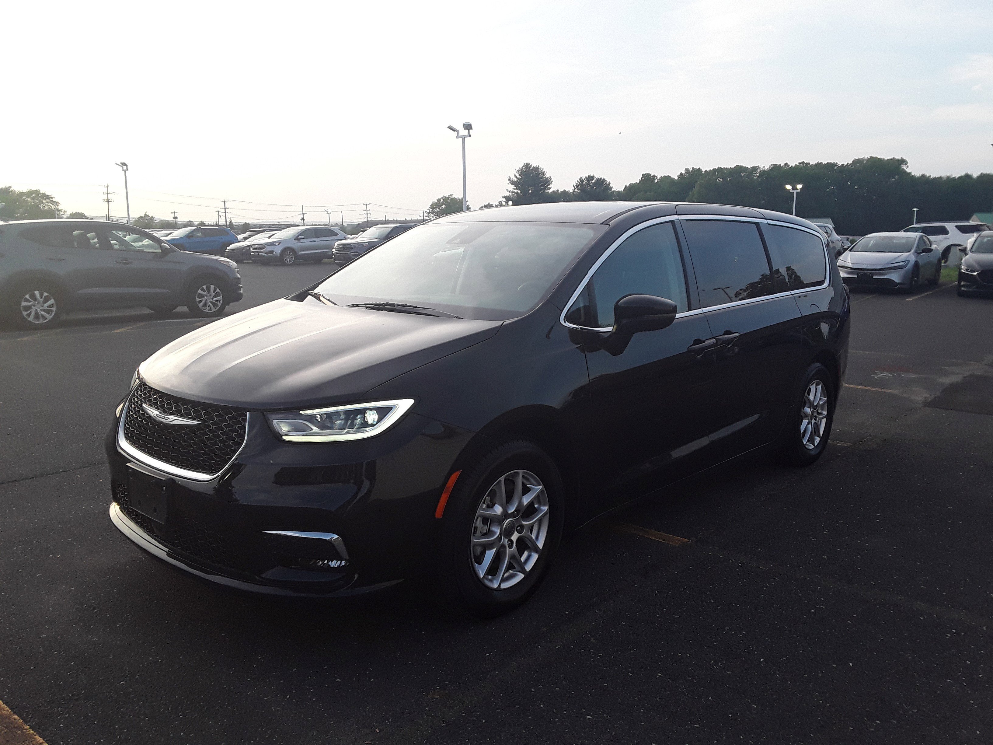 Image 5 of Used 2023 Chrysler Pacifica Touring L FWD