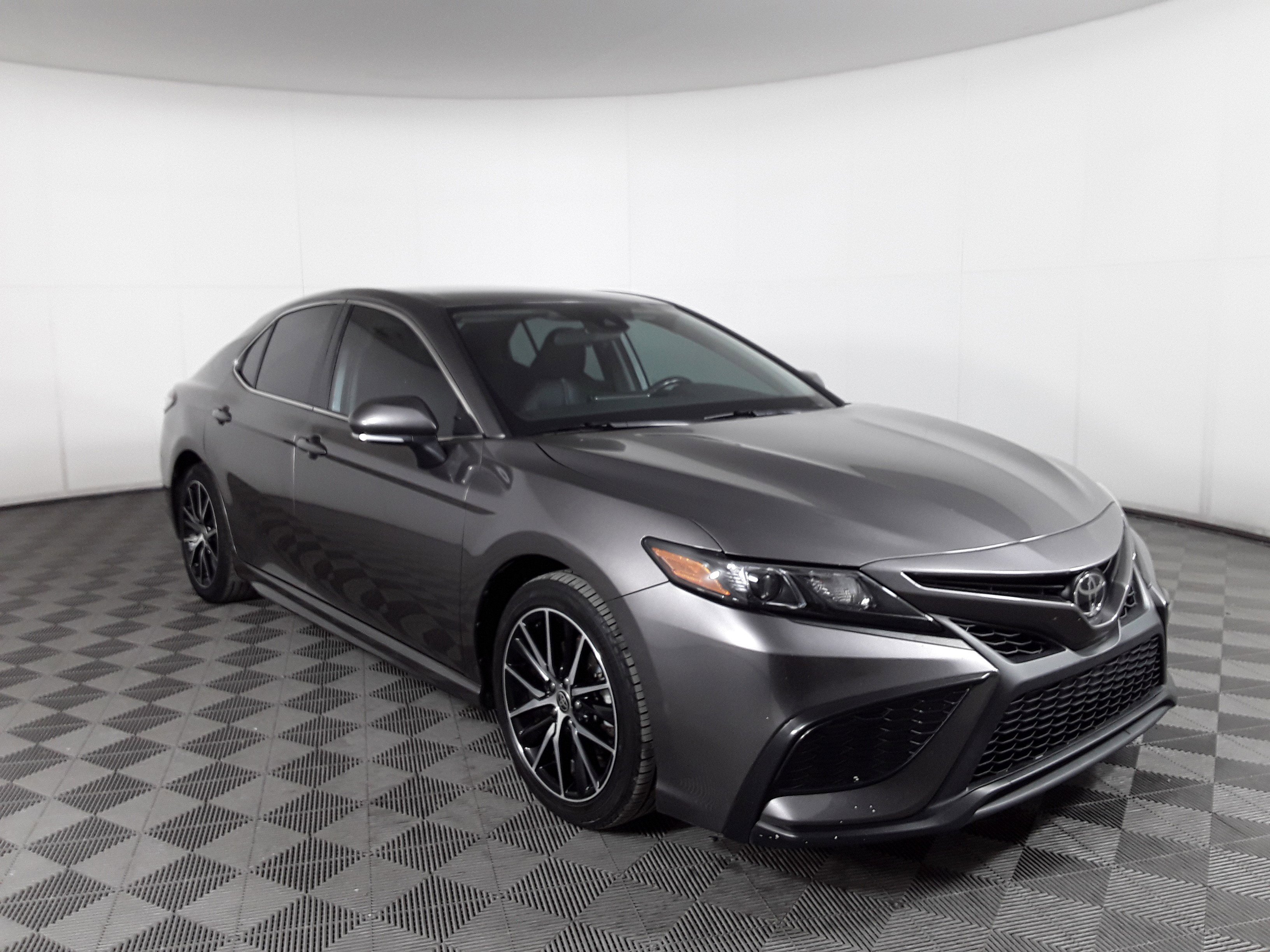 2022 Toyota Camry SE Auto