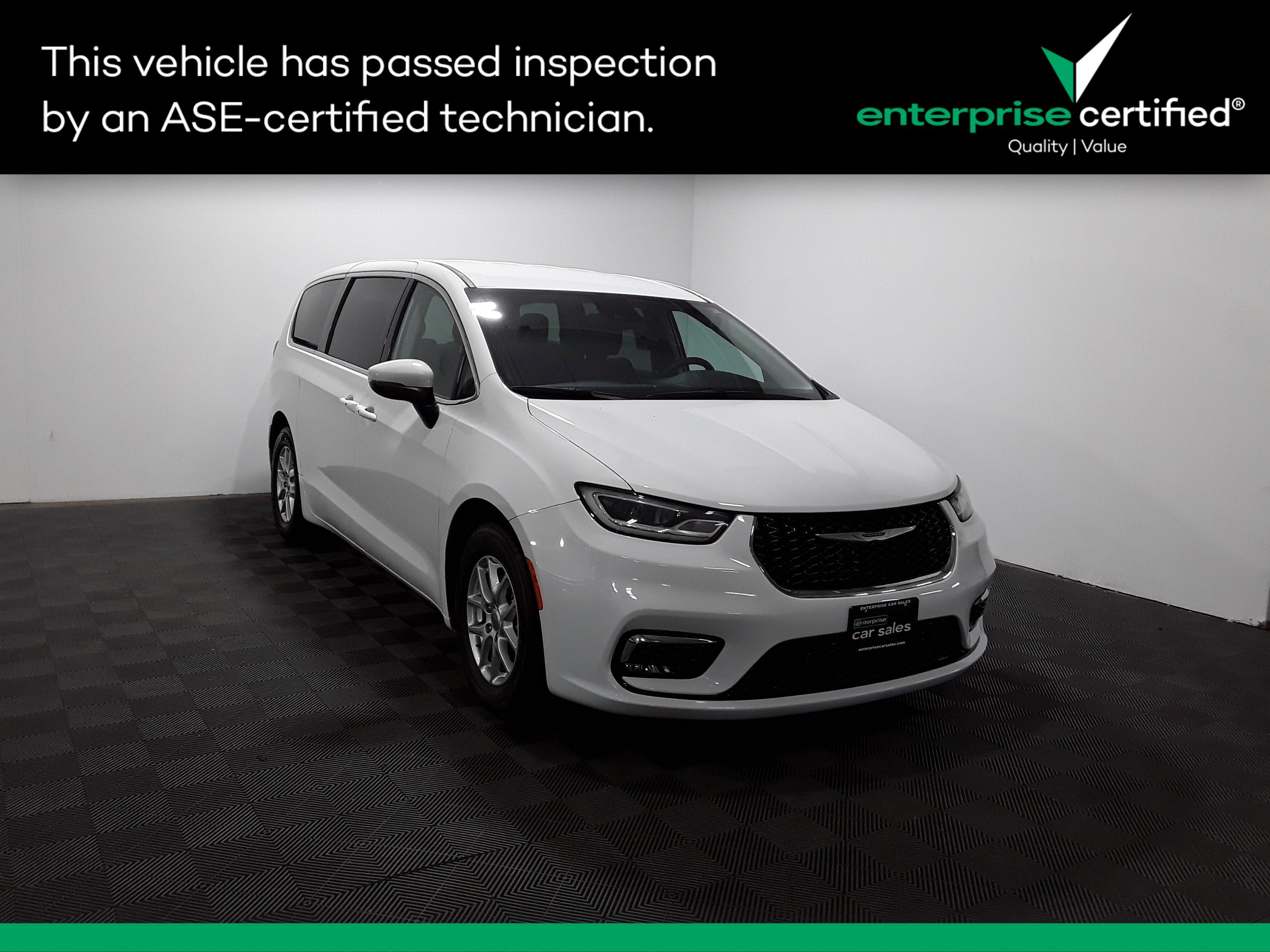 2023 Chrysler Pacifica Touring L's photo