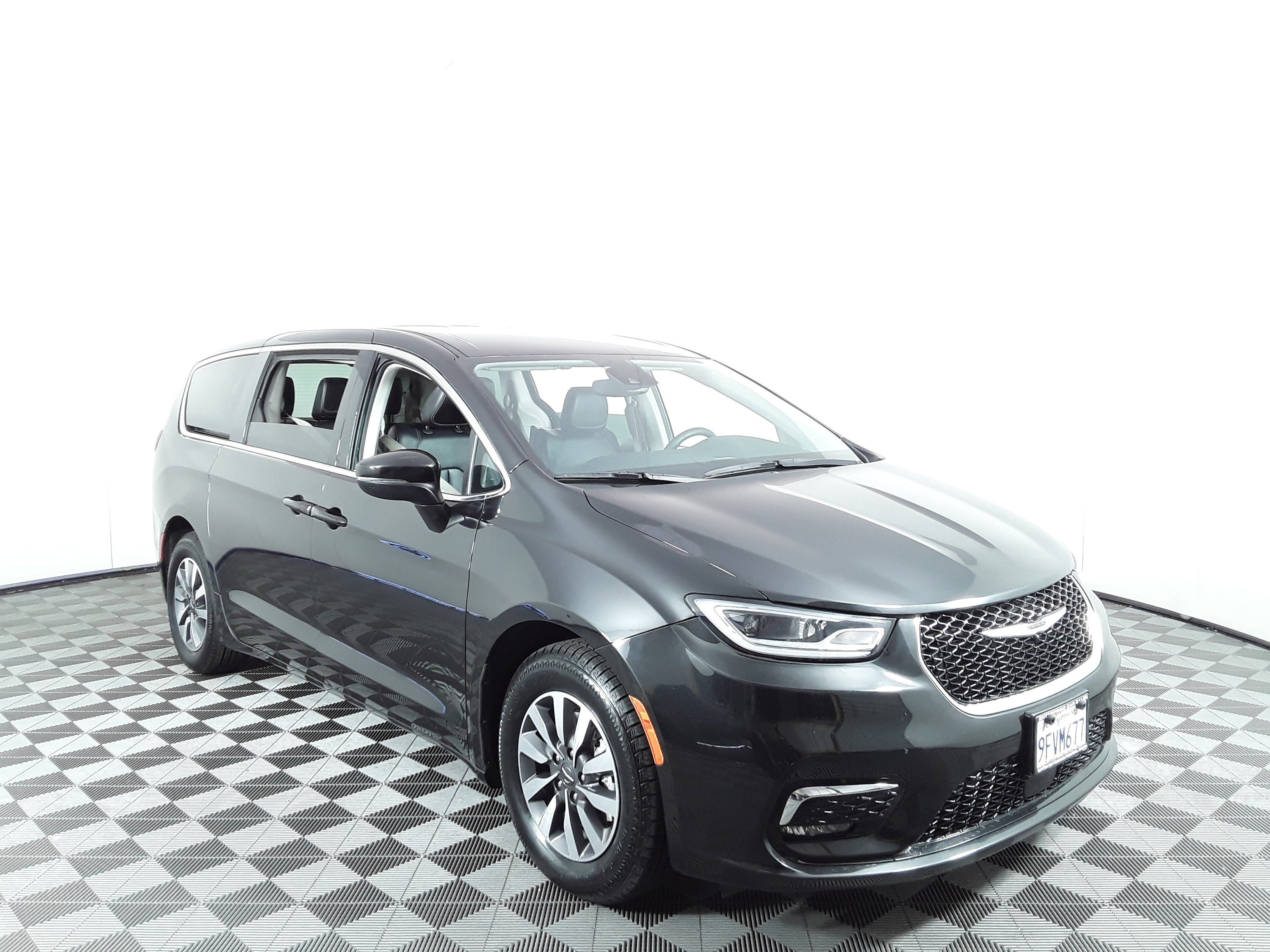 2023 Chrysler Pacifica Hybrid Touring L FWD