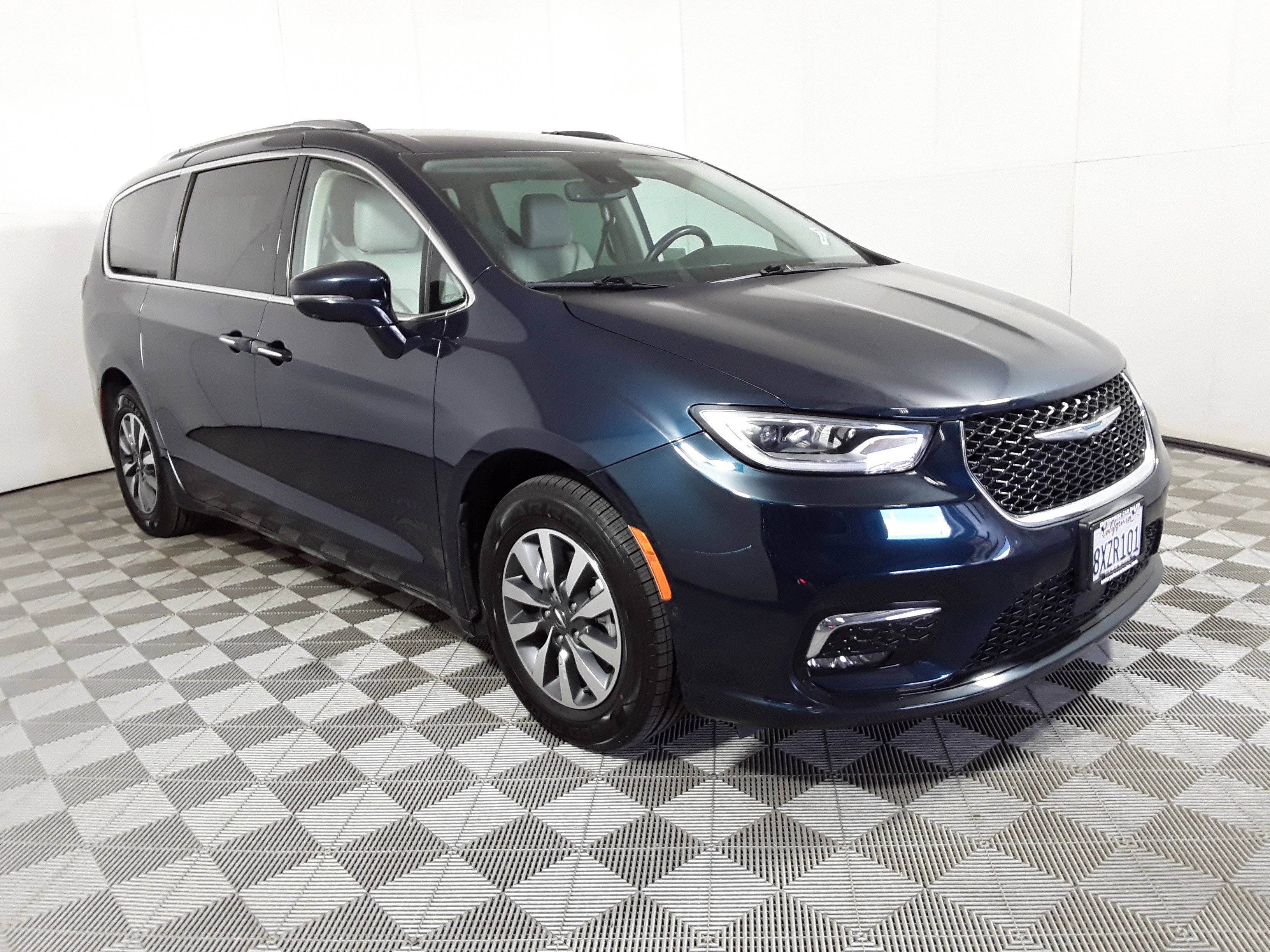 2021 Chrysler Pacifica Hybrid Touring L FWD