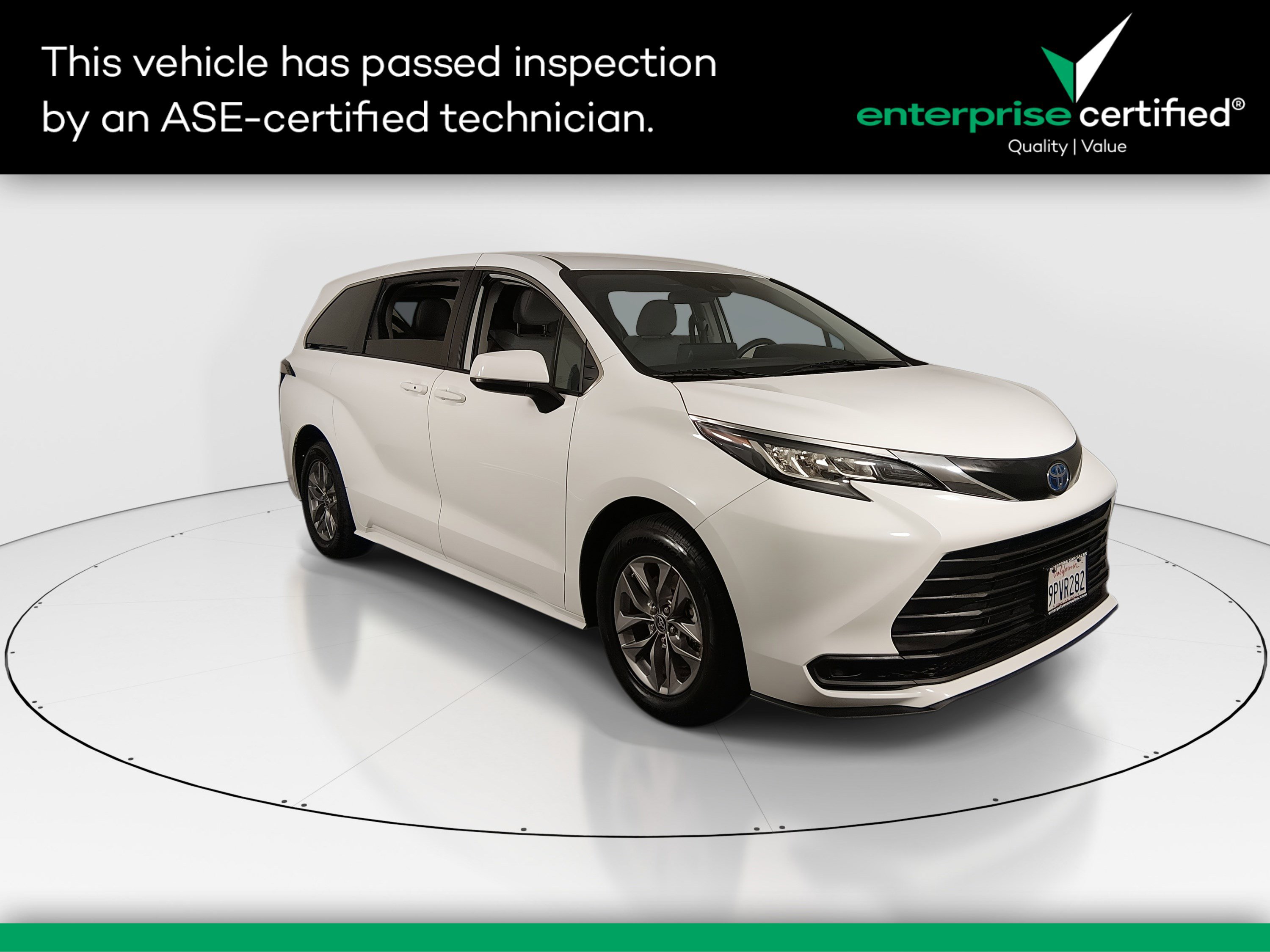 2022 Toyota Sienna LE's photo