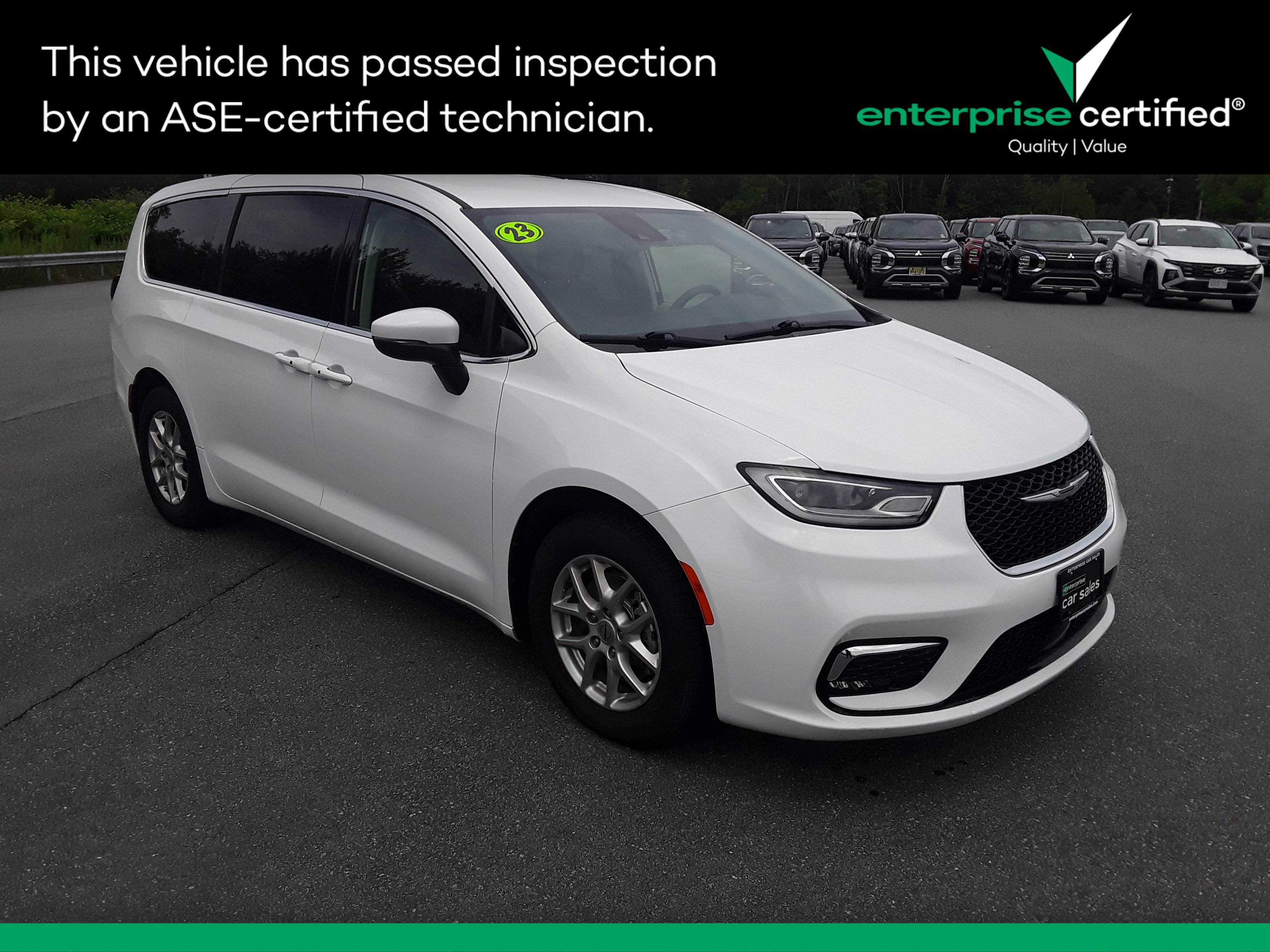 2023 Chrysler Pacifica Touring L's photo