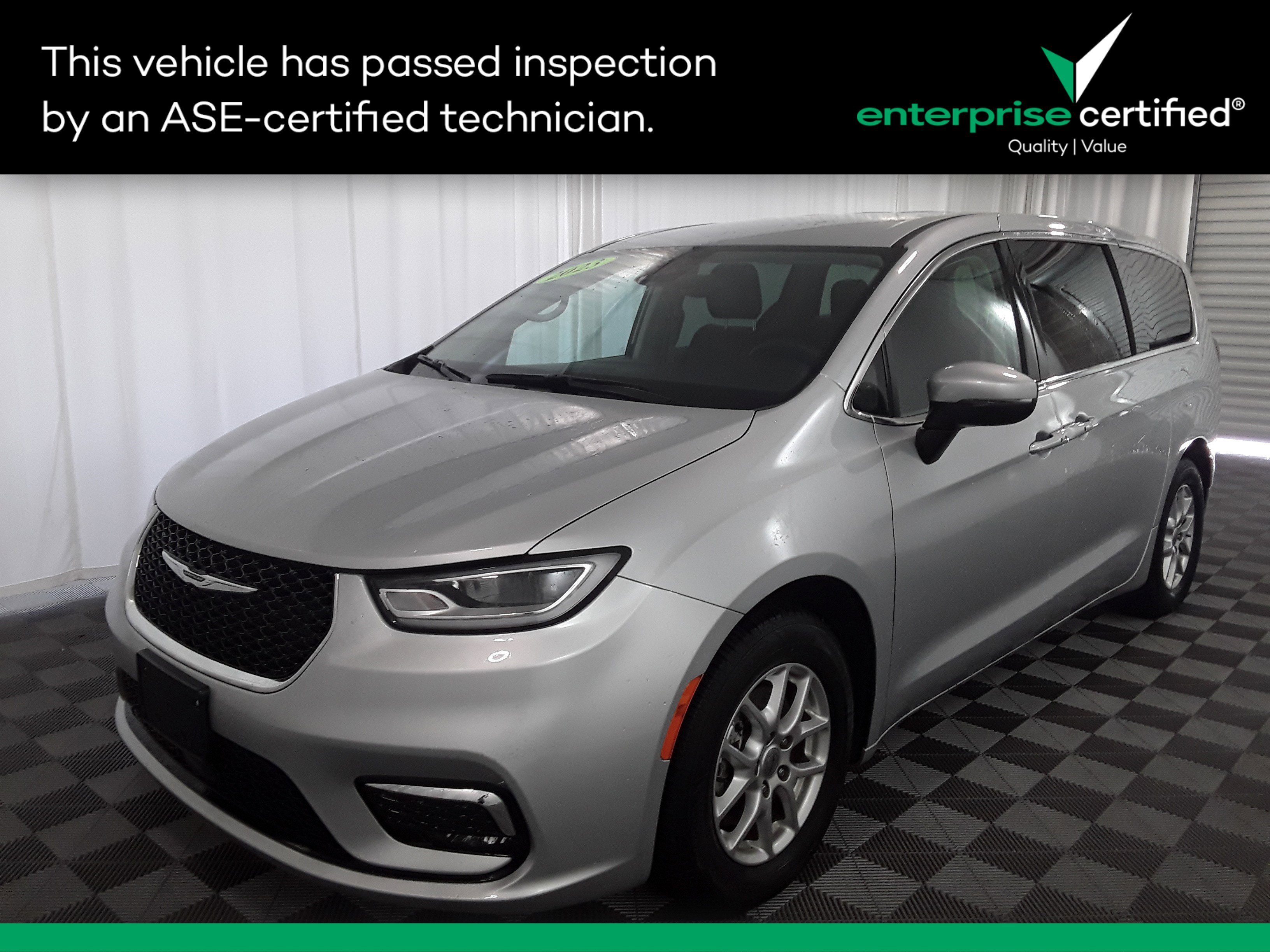 2023 Chrysler Pacifica Touring L's photo