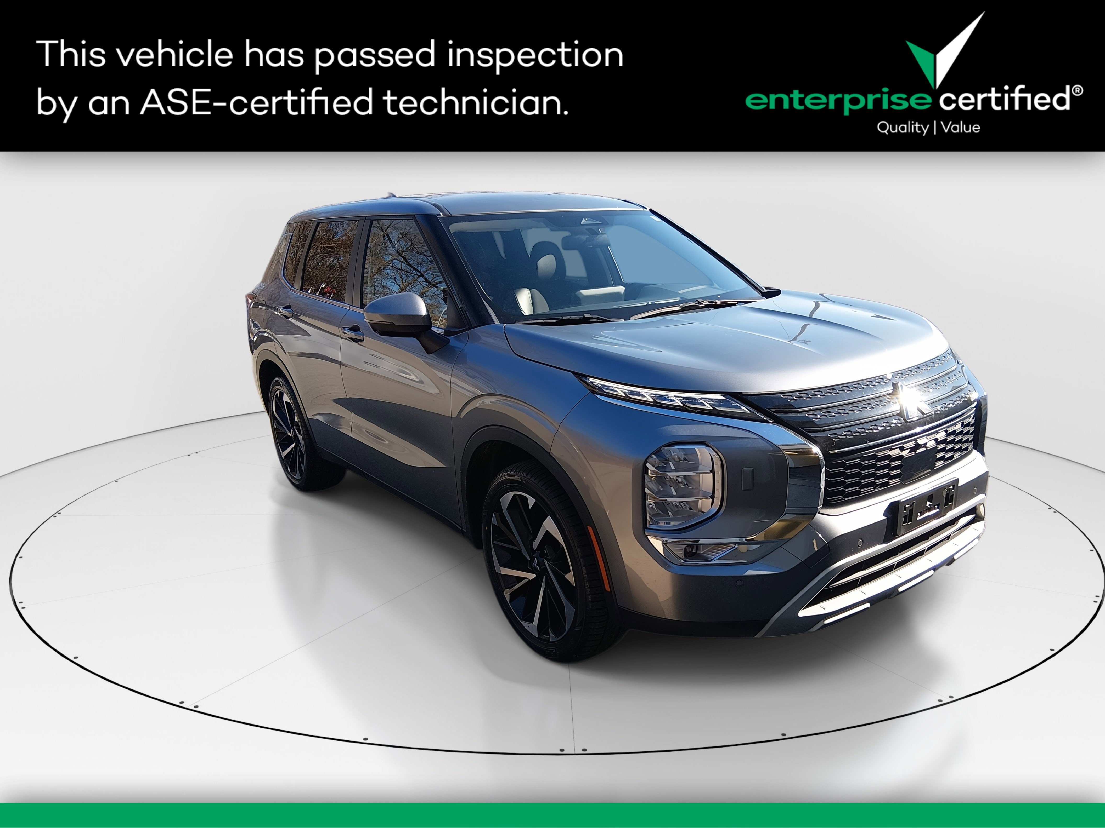 2023 Mitsubishi Outlander SE's photo