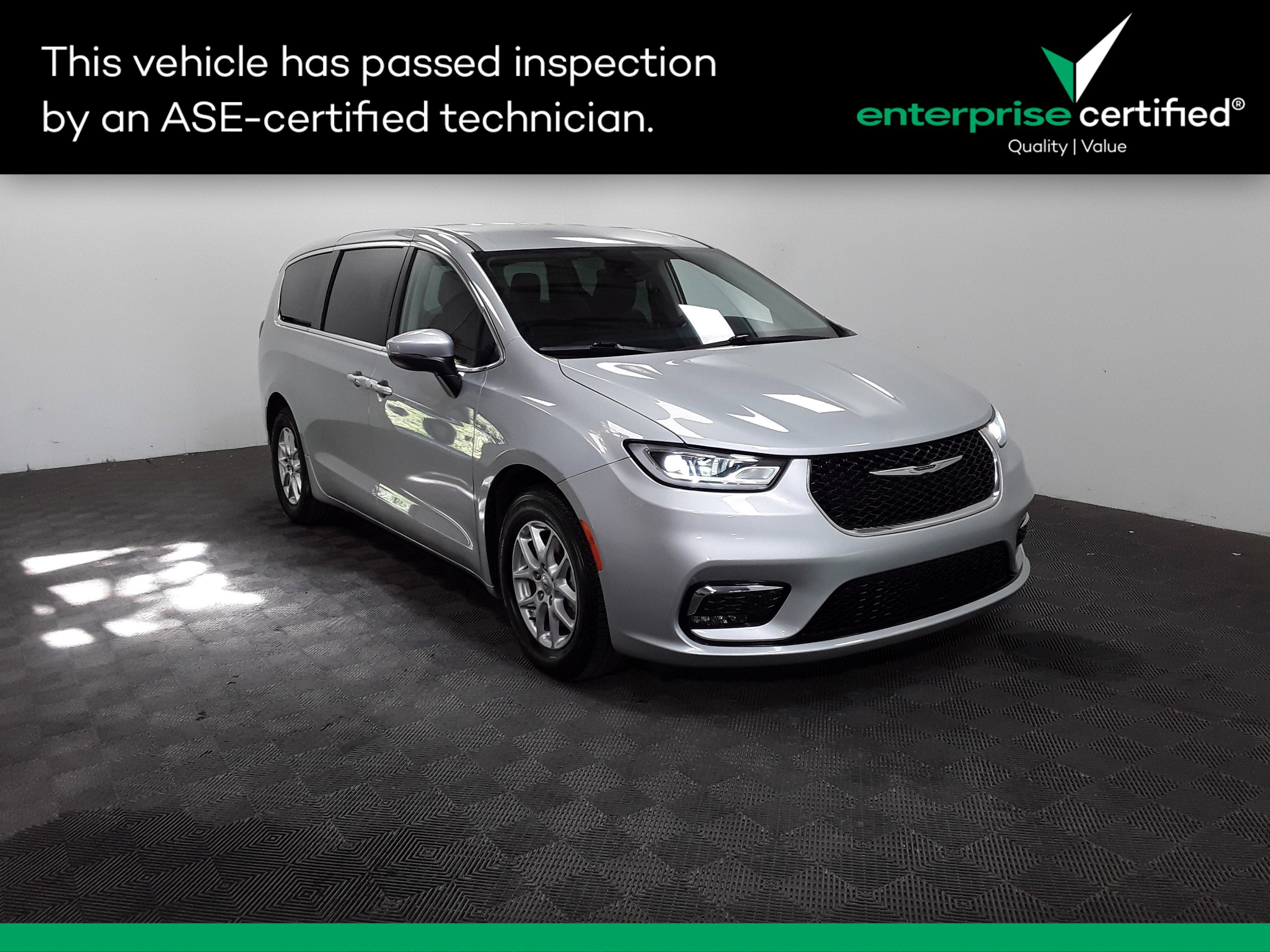 2023 Chrysler Pacifica Touring L's photo