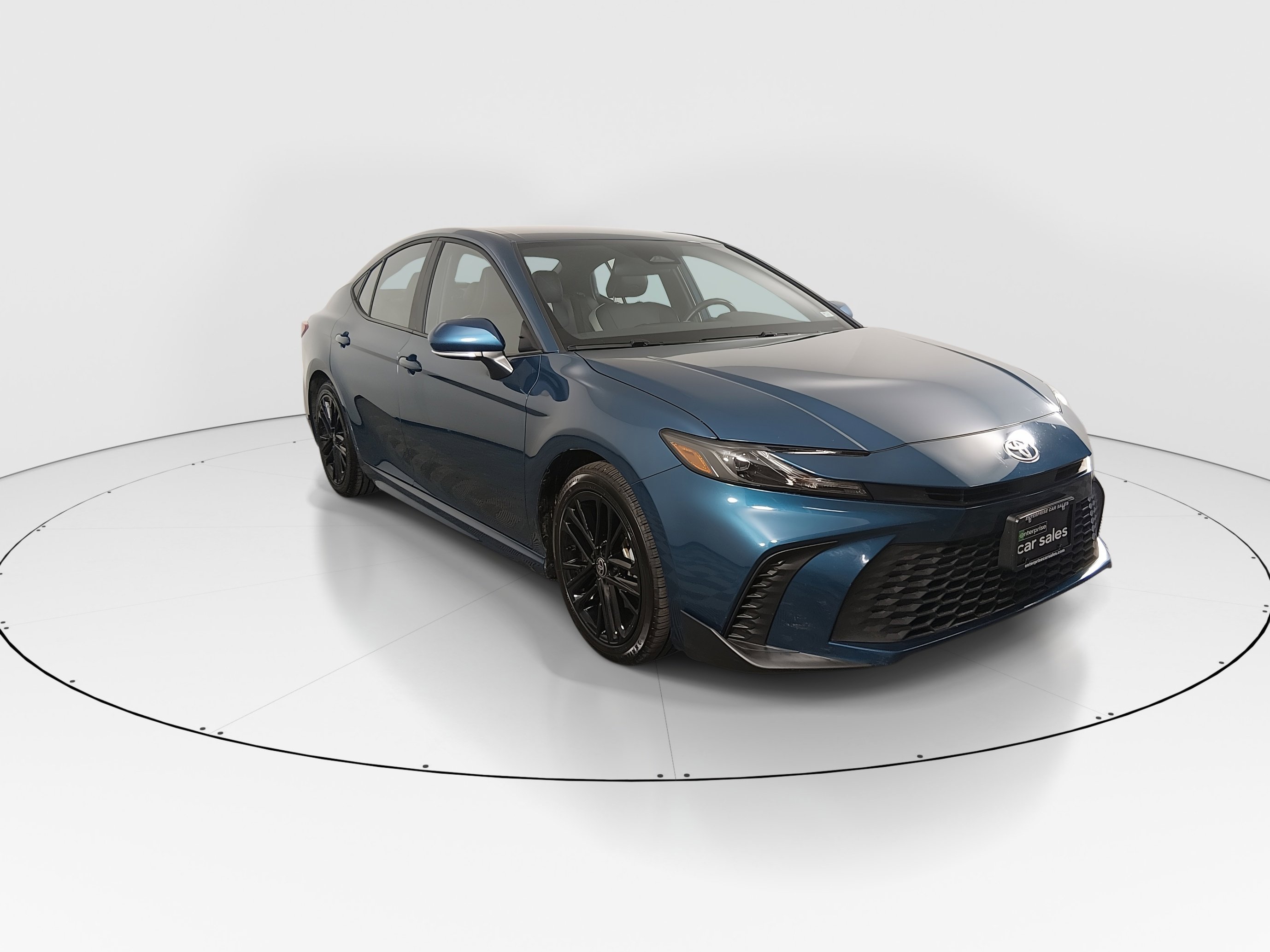 2025 Toyota Camry SE's photo