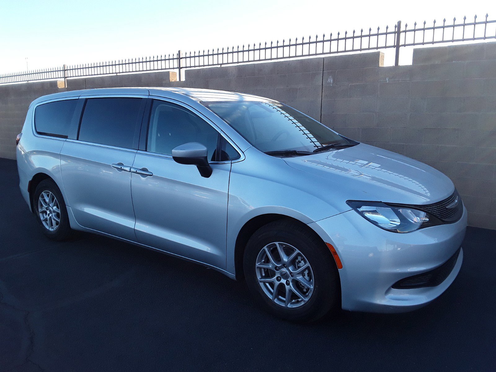 2022 Chrysler Voyager LX FWD