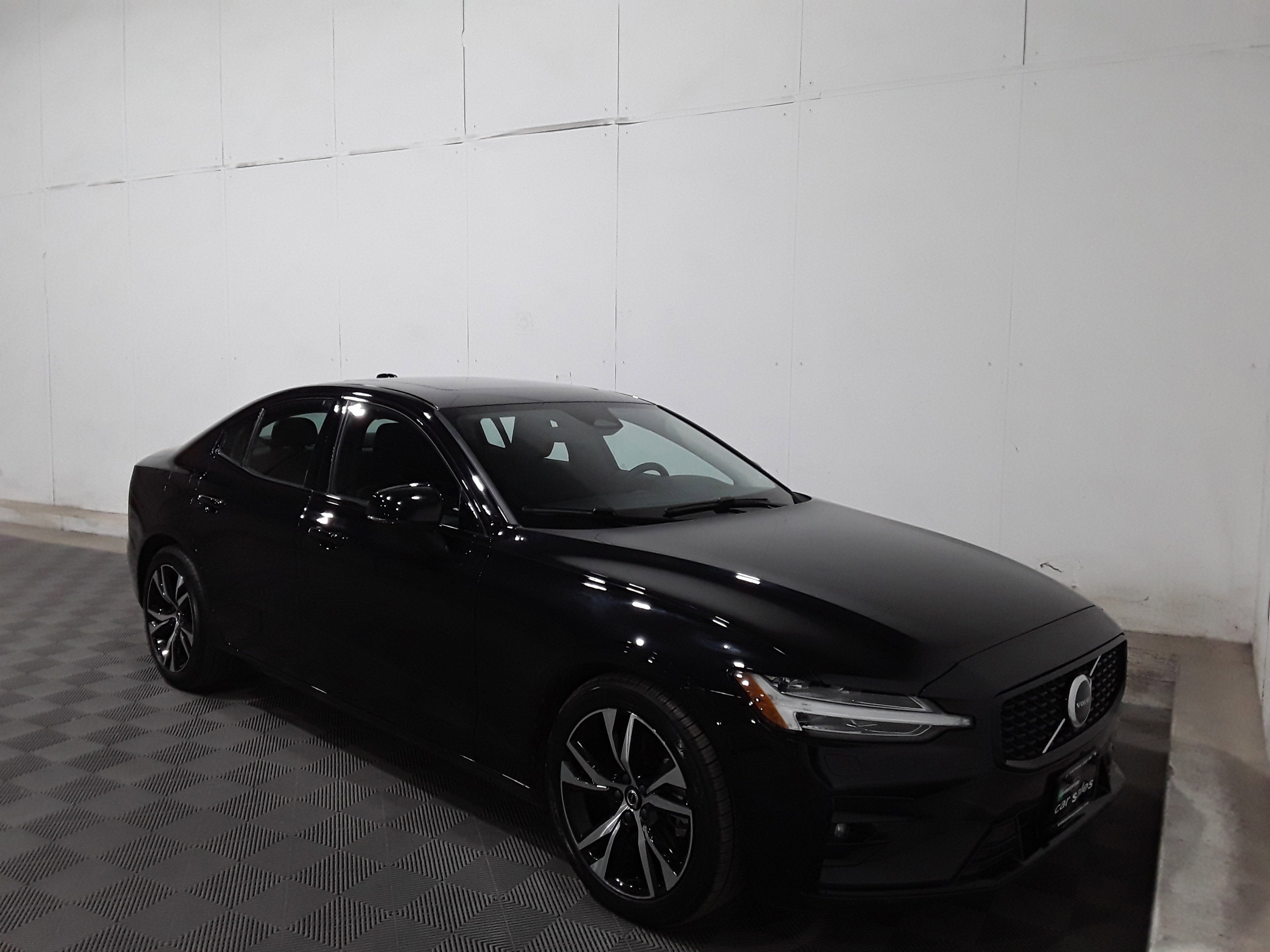 2024 Volvo S60 B5 FWD Core Dark Theme