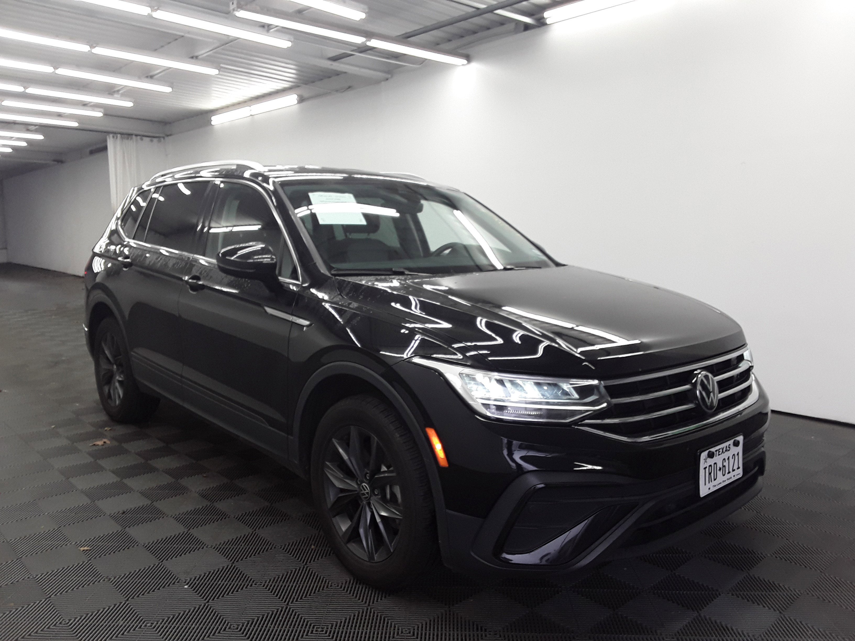 2024 Volkswagen Tiguan SE's photo