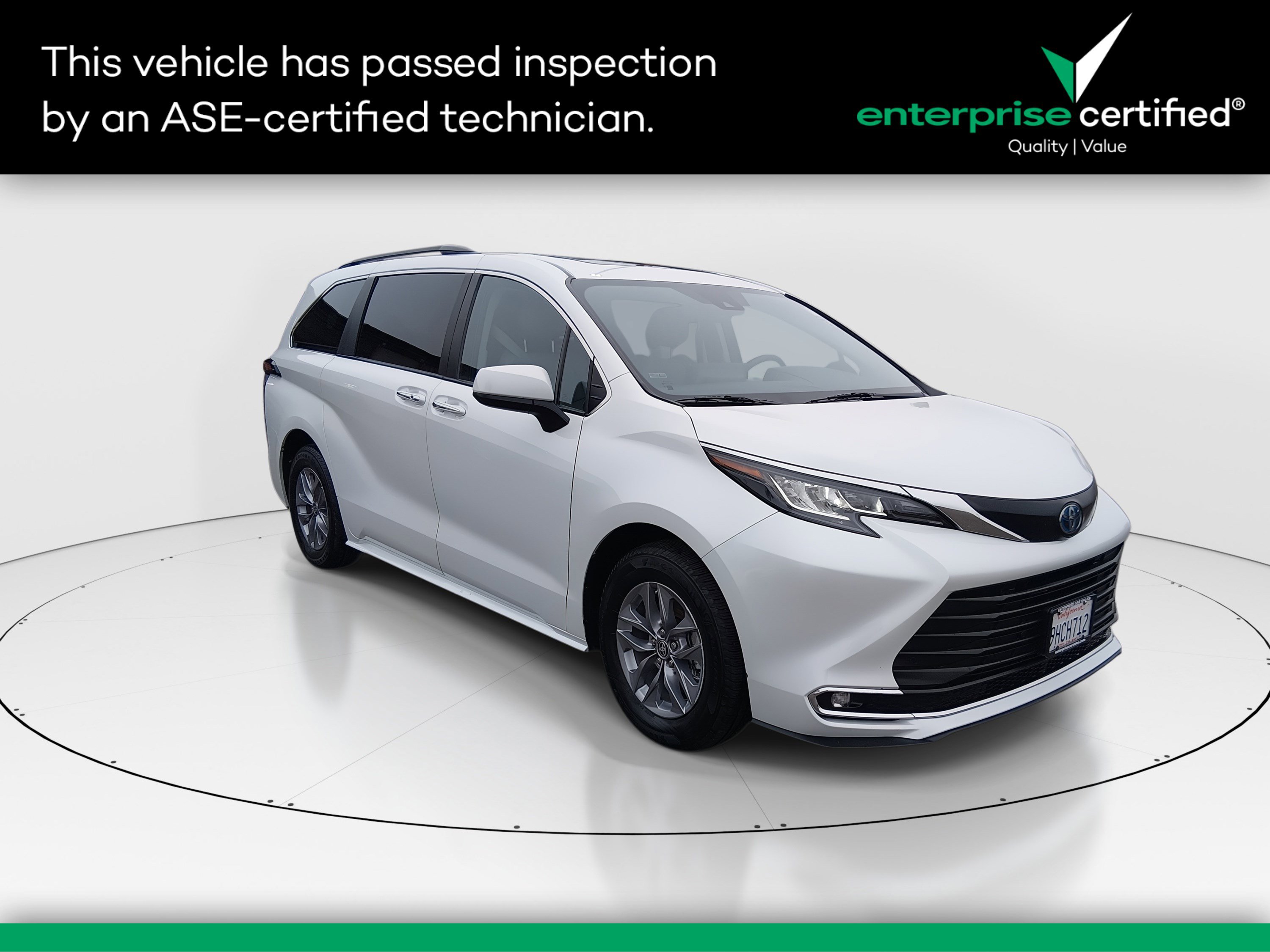 2023 Toyota Sienna XLE's photo