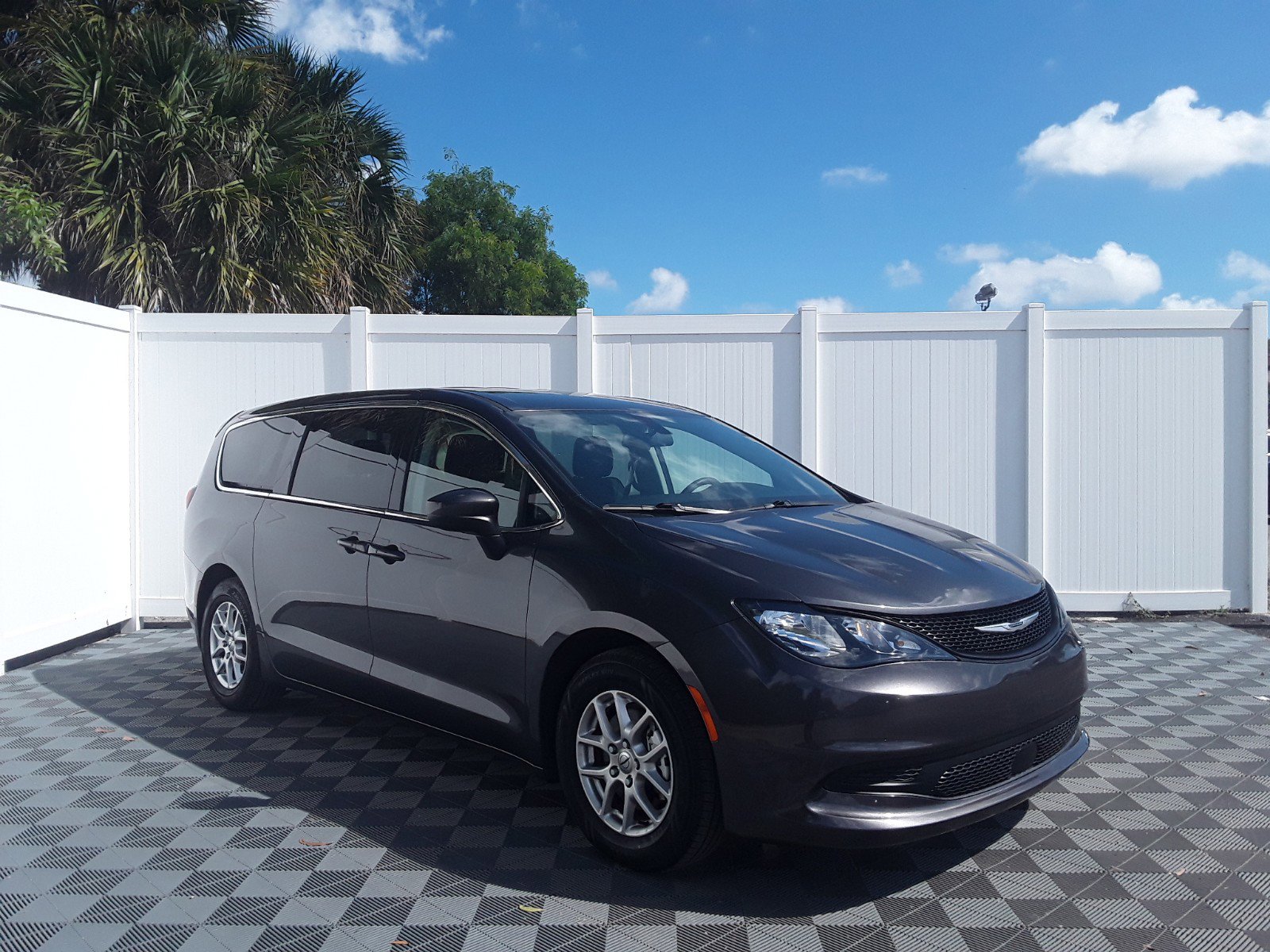 2022 Chrysler Voyager LX FWD