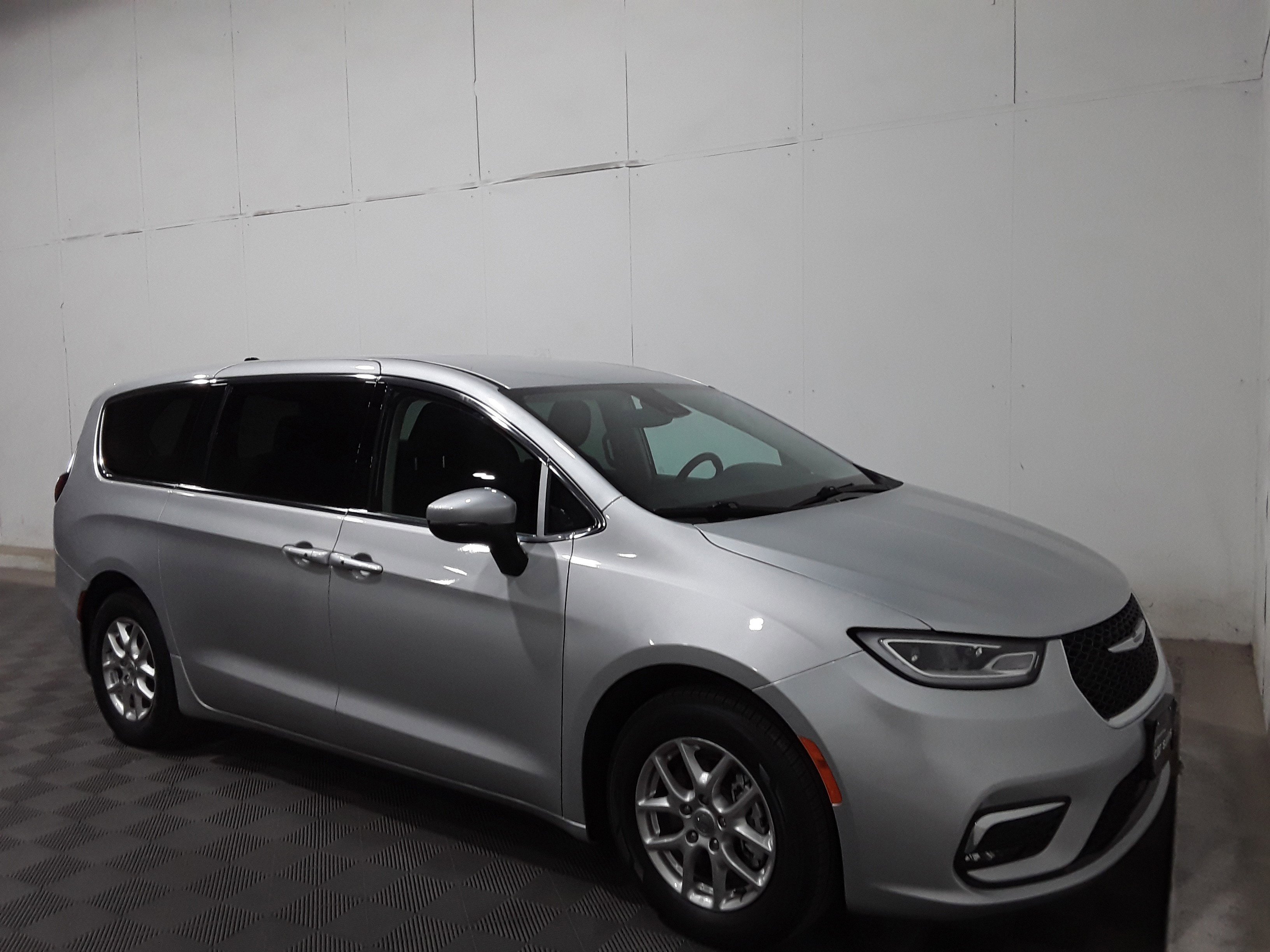 2023 Chrysler Pacifica Touring L's photo