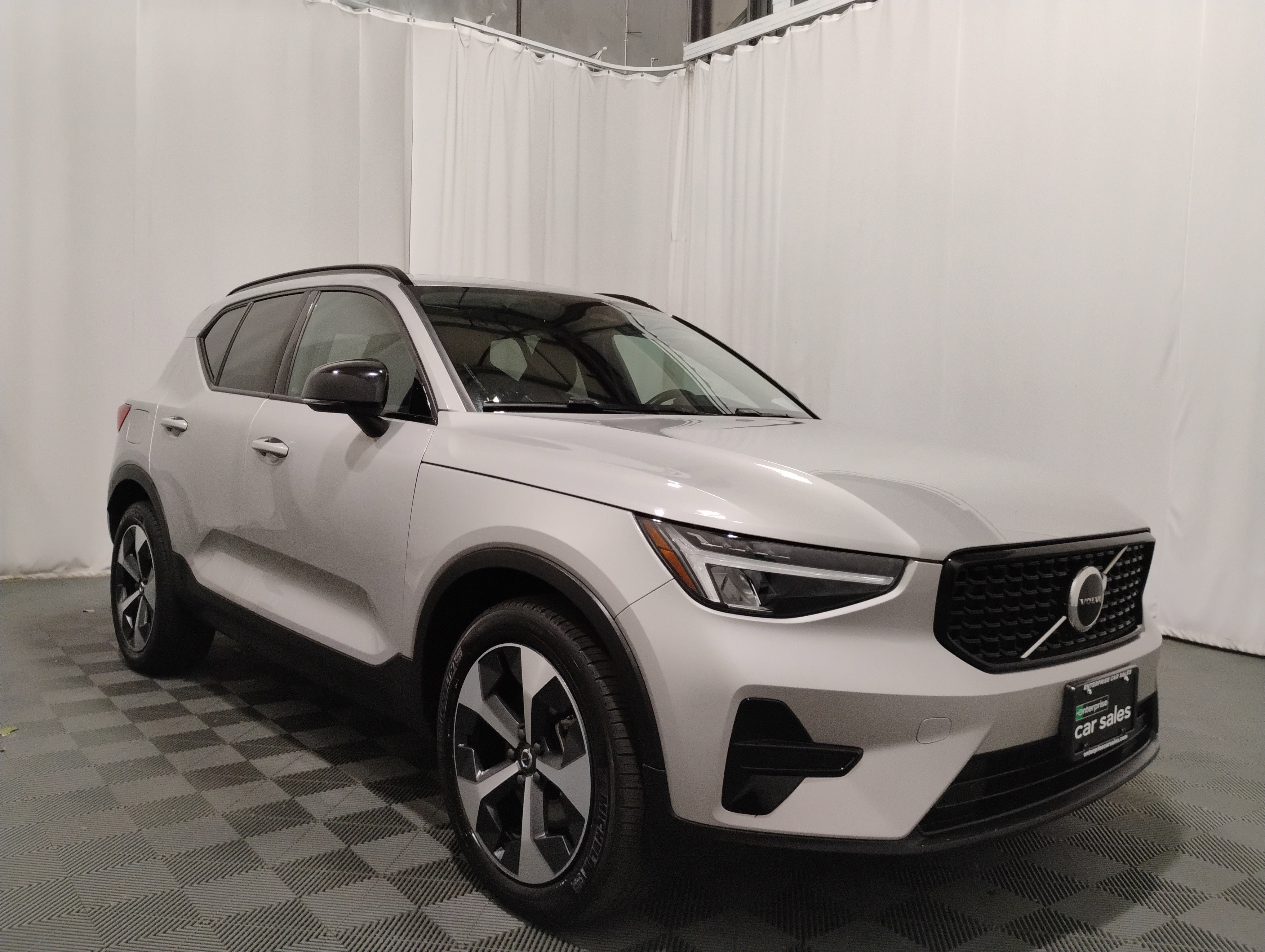 2024 Volvo XC40 B5 AWD Core Dark Theme