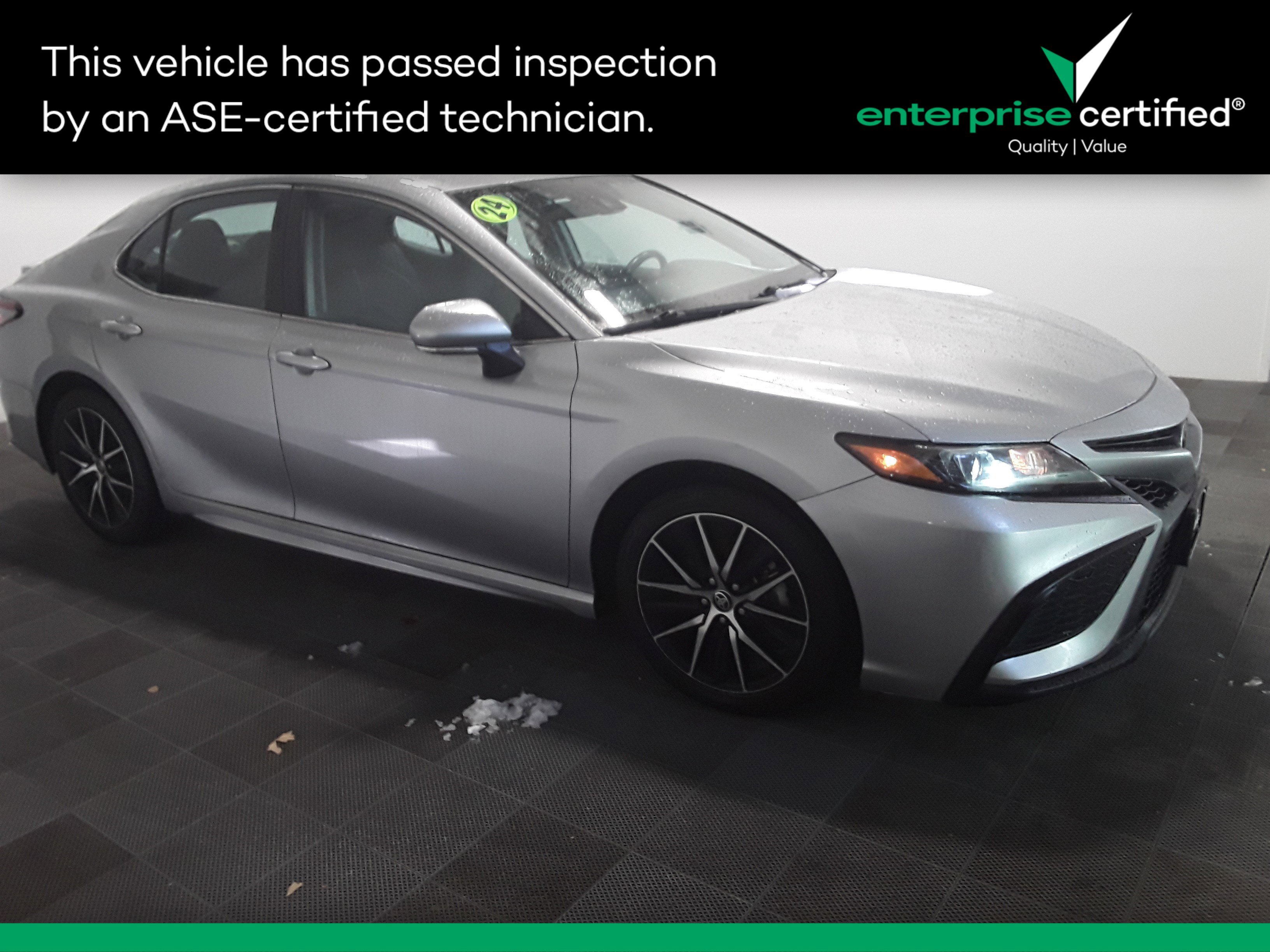 2024 Toyota Camry SE's photo