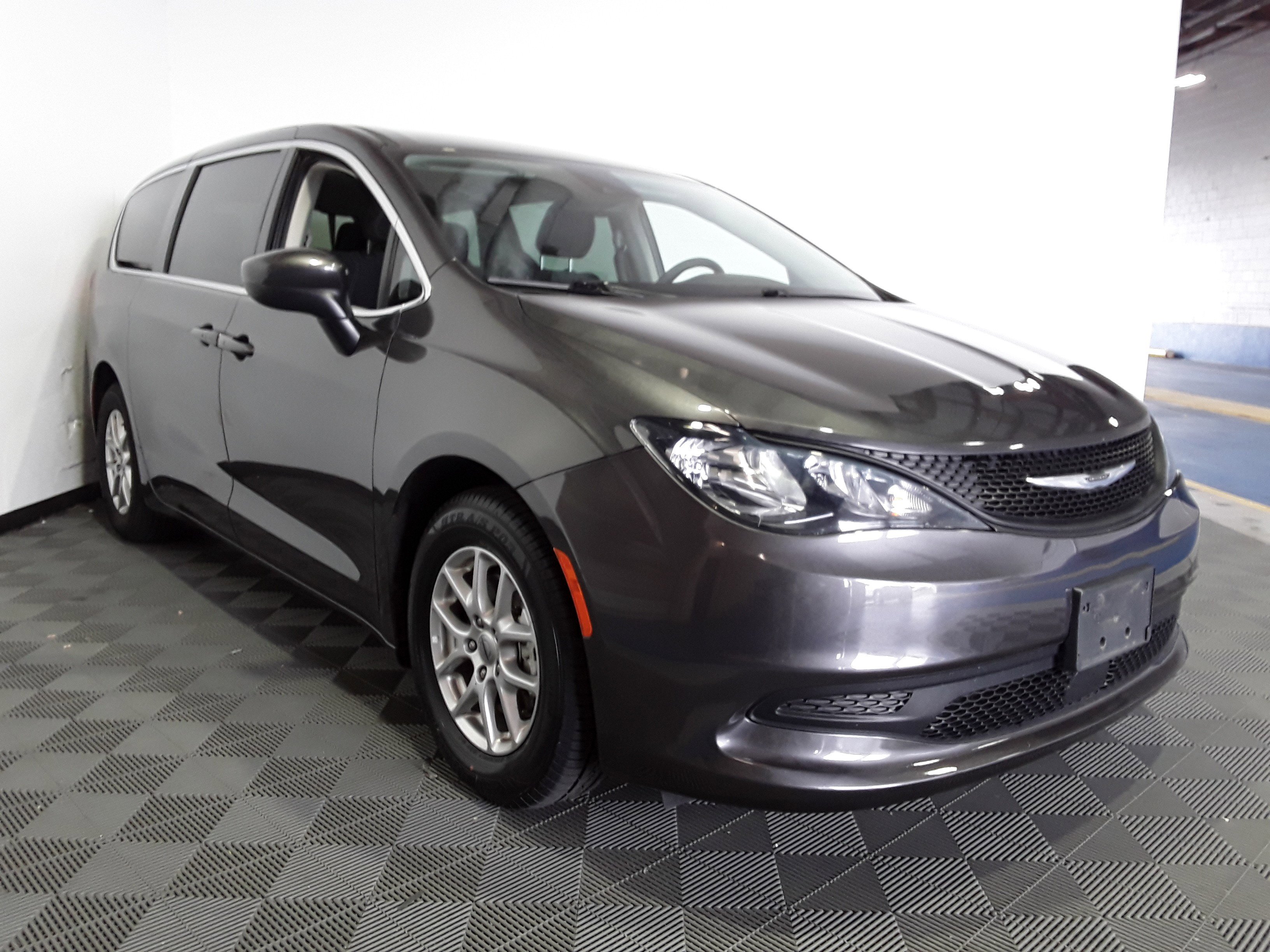 2023 Chrysler Voyager LX FWD