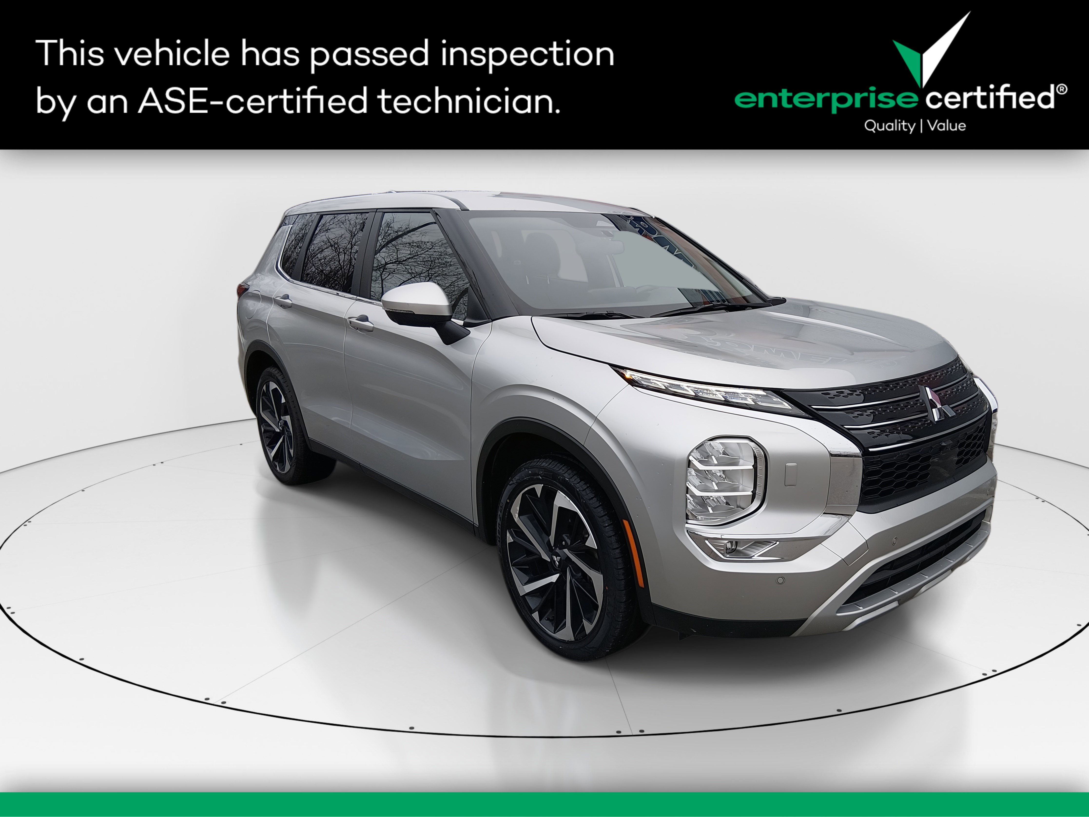 2024 Mitsubishi Outlander SE's photo