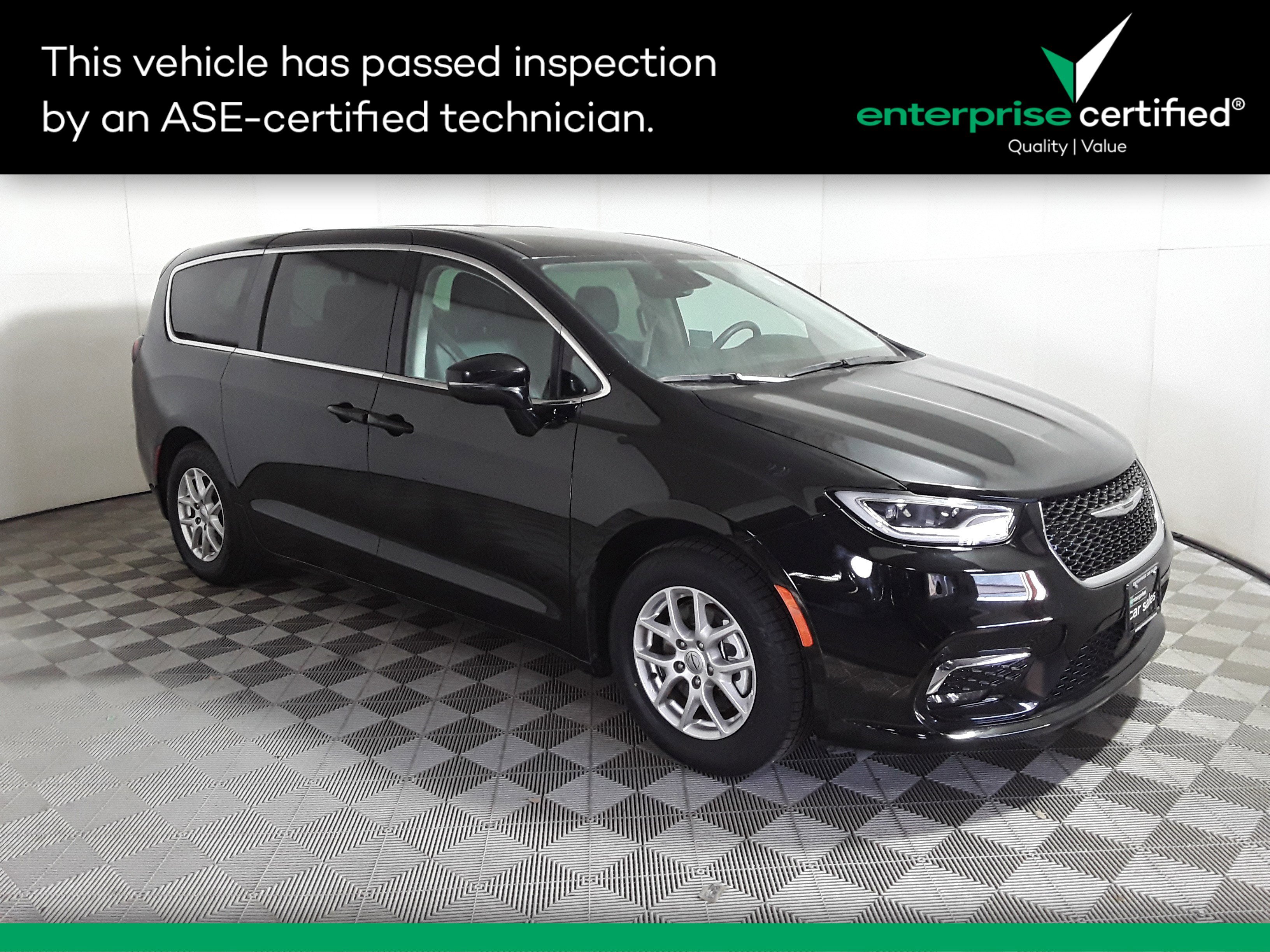 2024 Chrysler Pacifica Touring L's photo