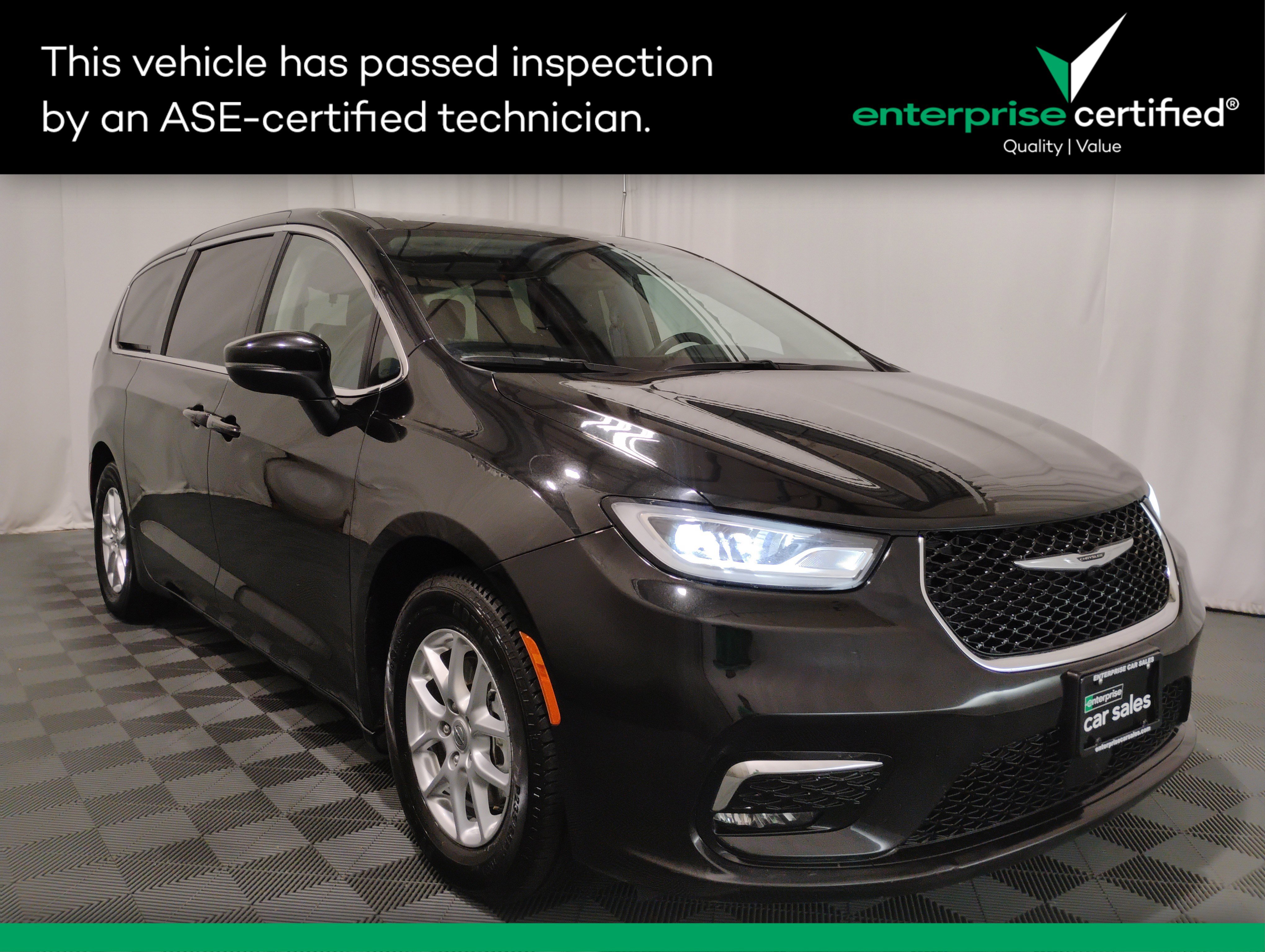 2023 Chrysler Pacifica Touring L's photo