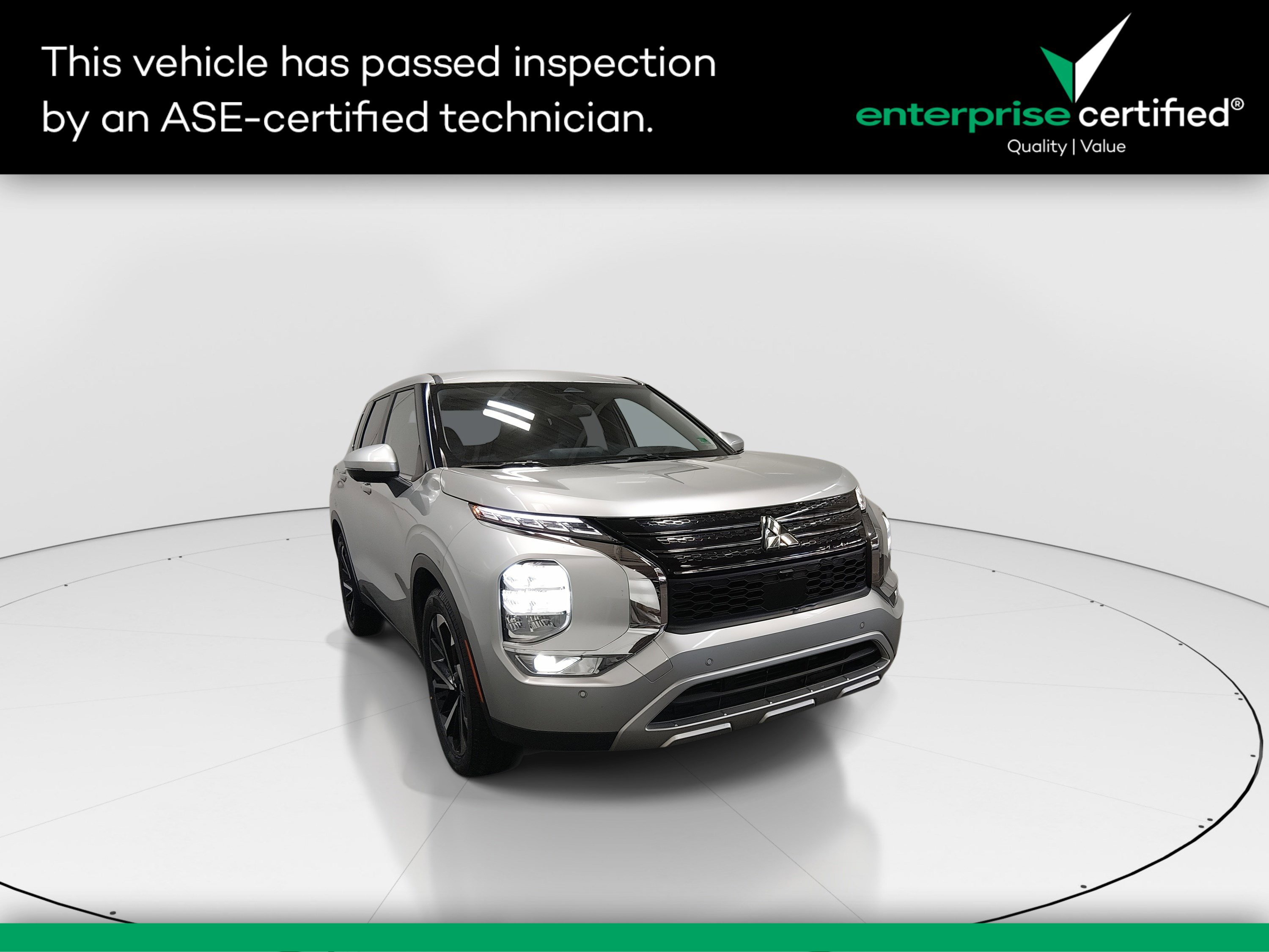 2024 Mitsubishi Outlander SE's photo