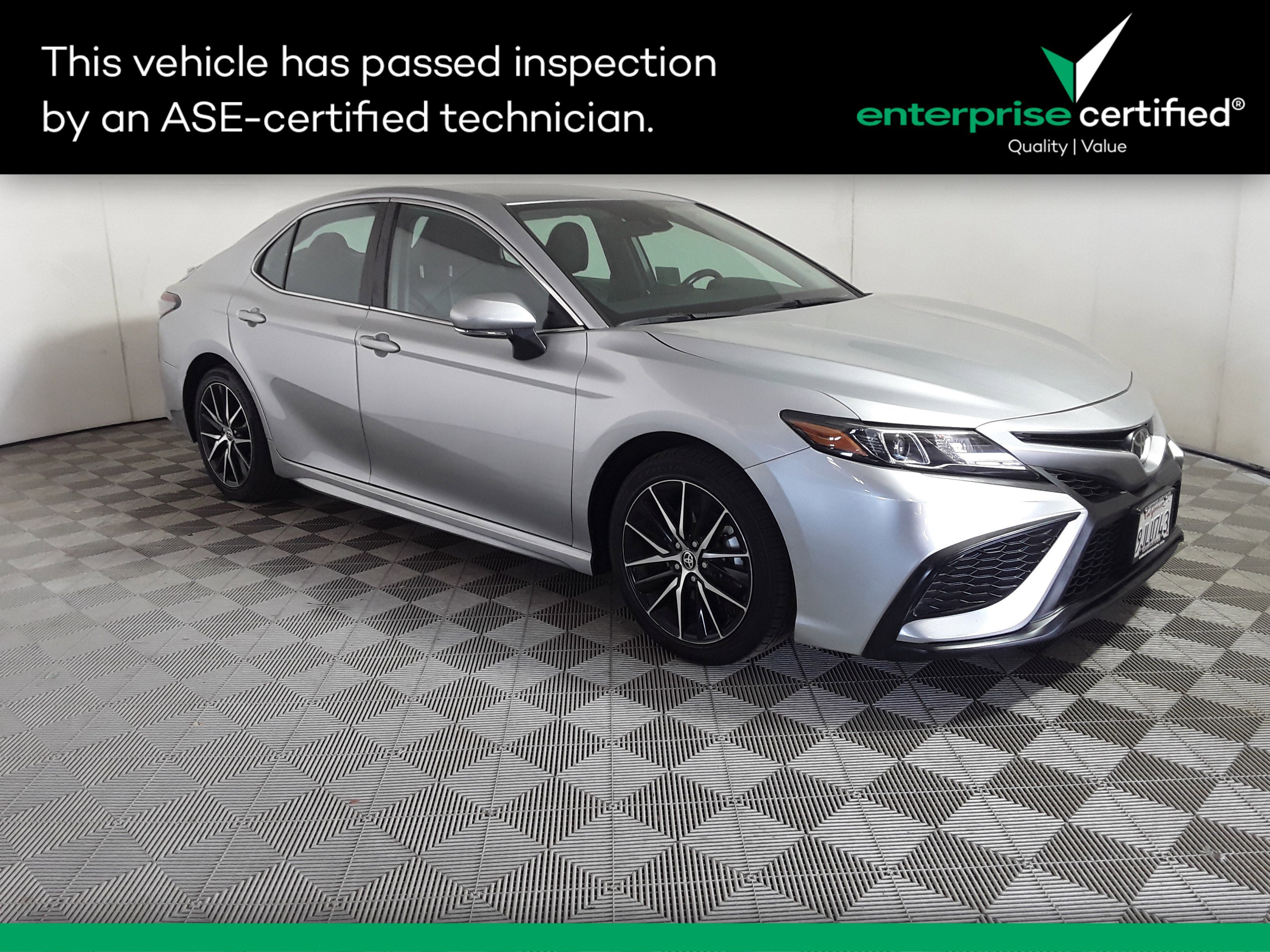 2024 Toyota Camry SE's photo