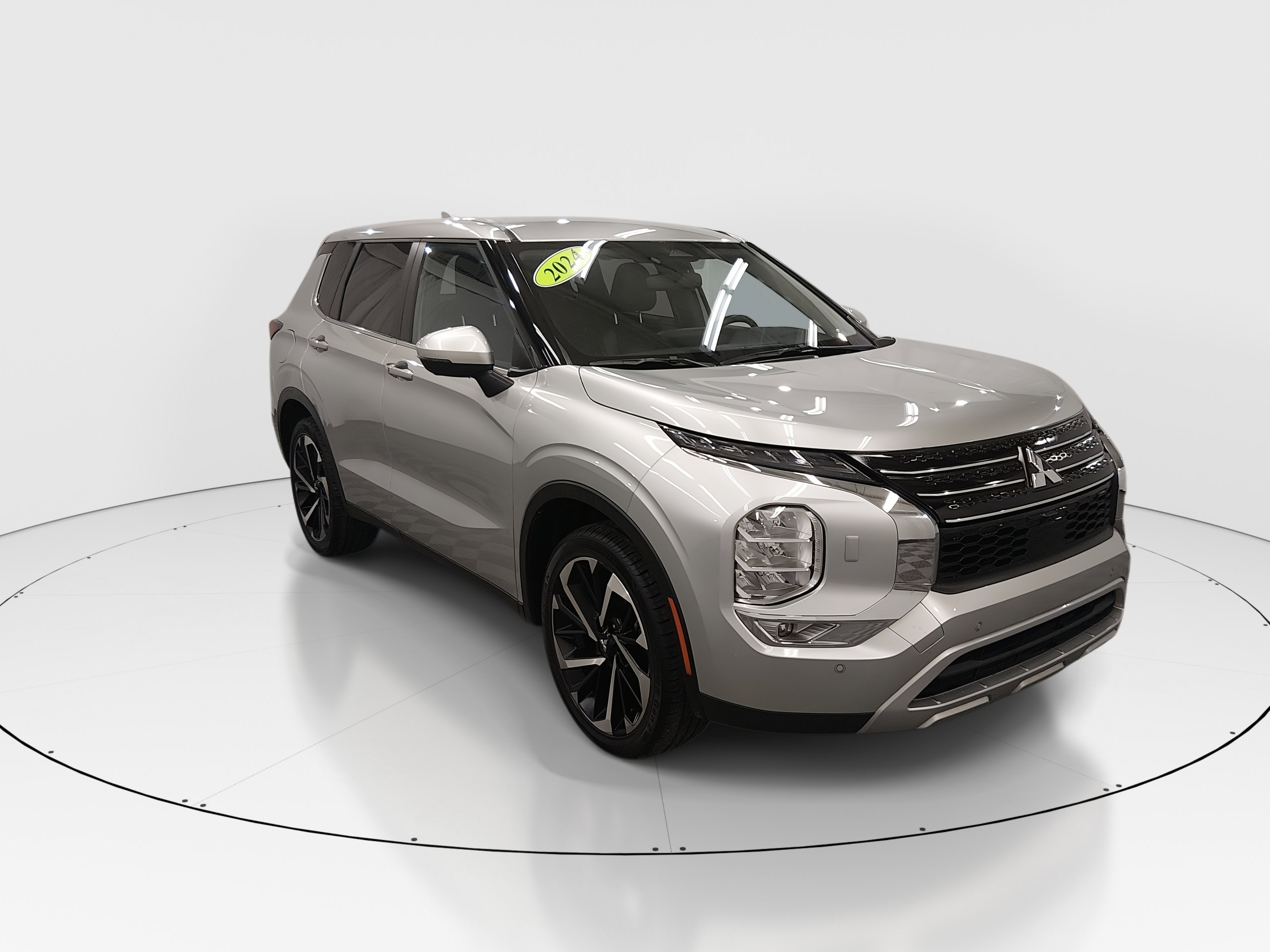 2024 Mitsubishi Outlander SE's photo