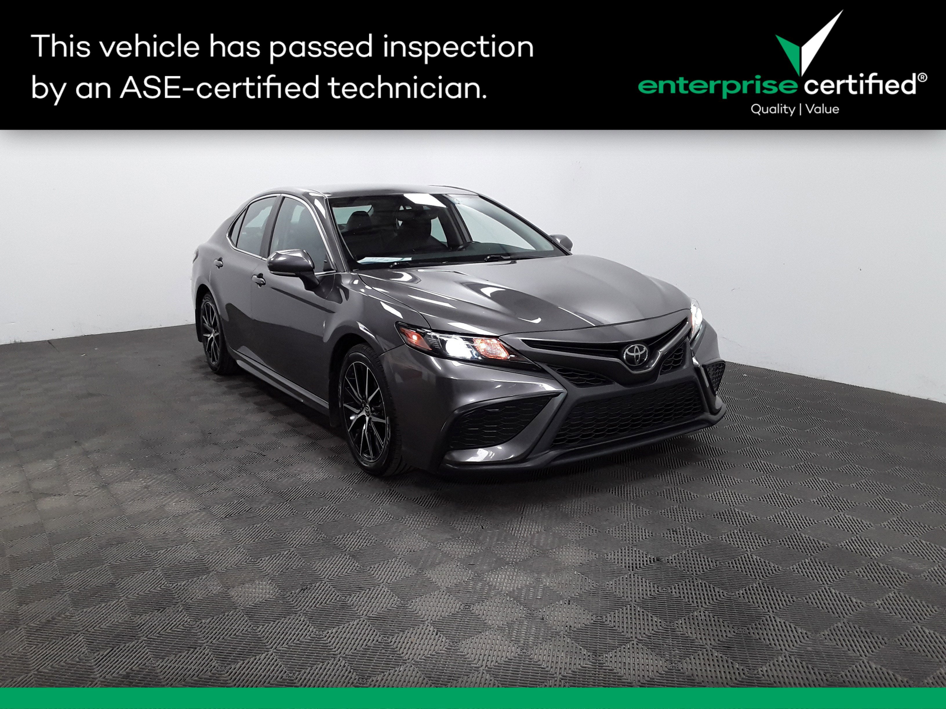 2023 Toyota Camry SE's photo