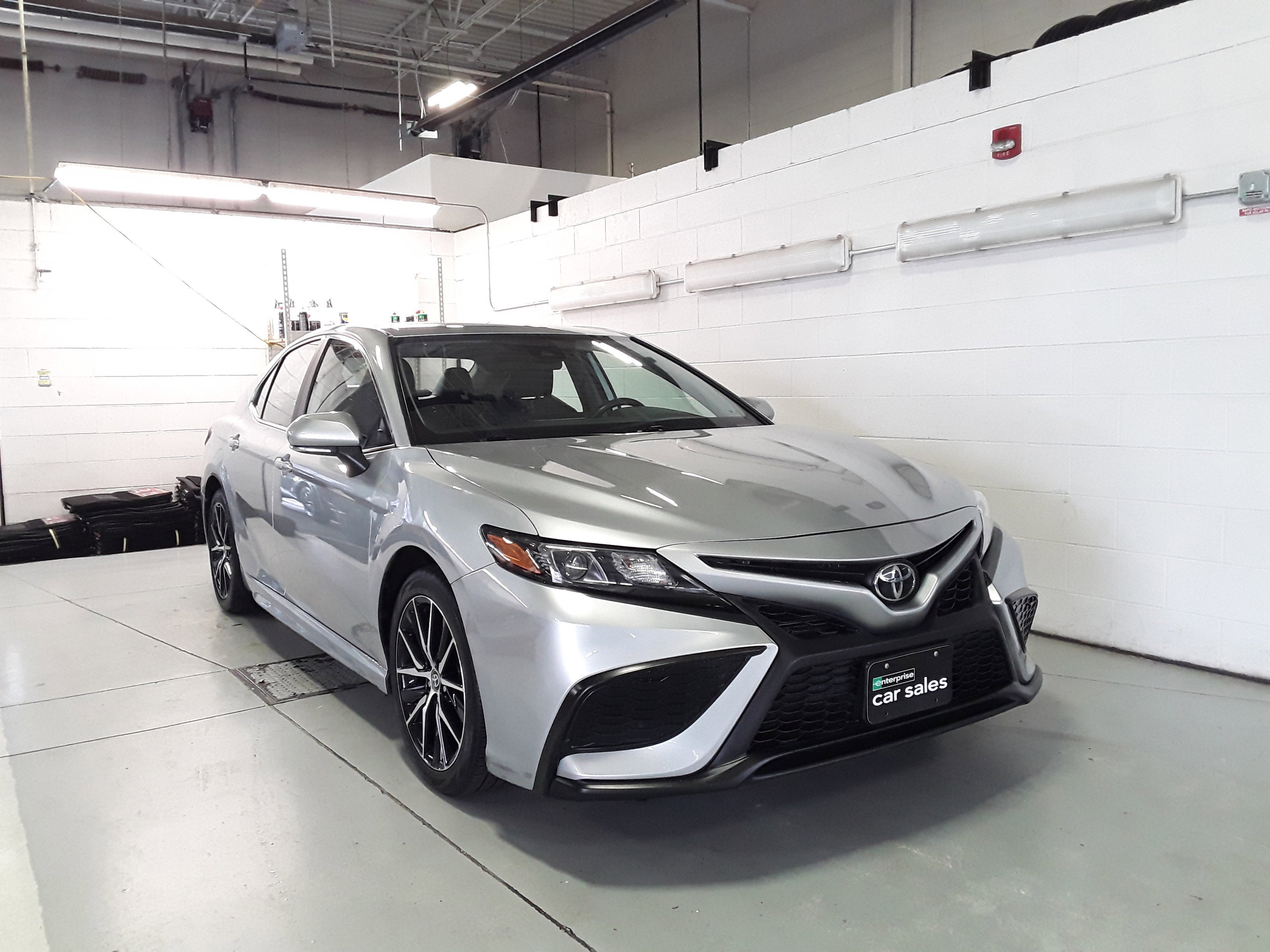 2023 Toyota Camry SE's photo