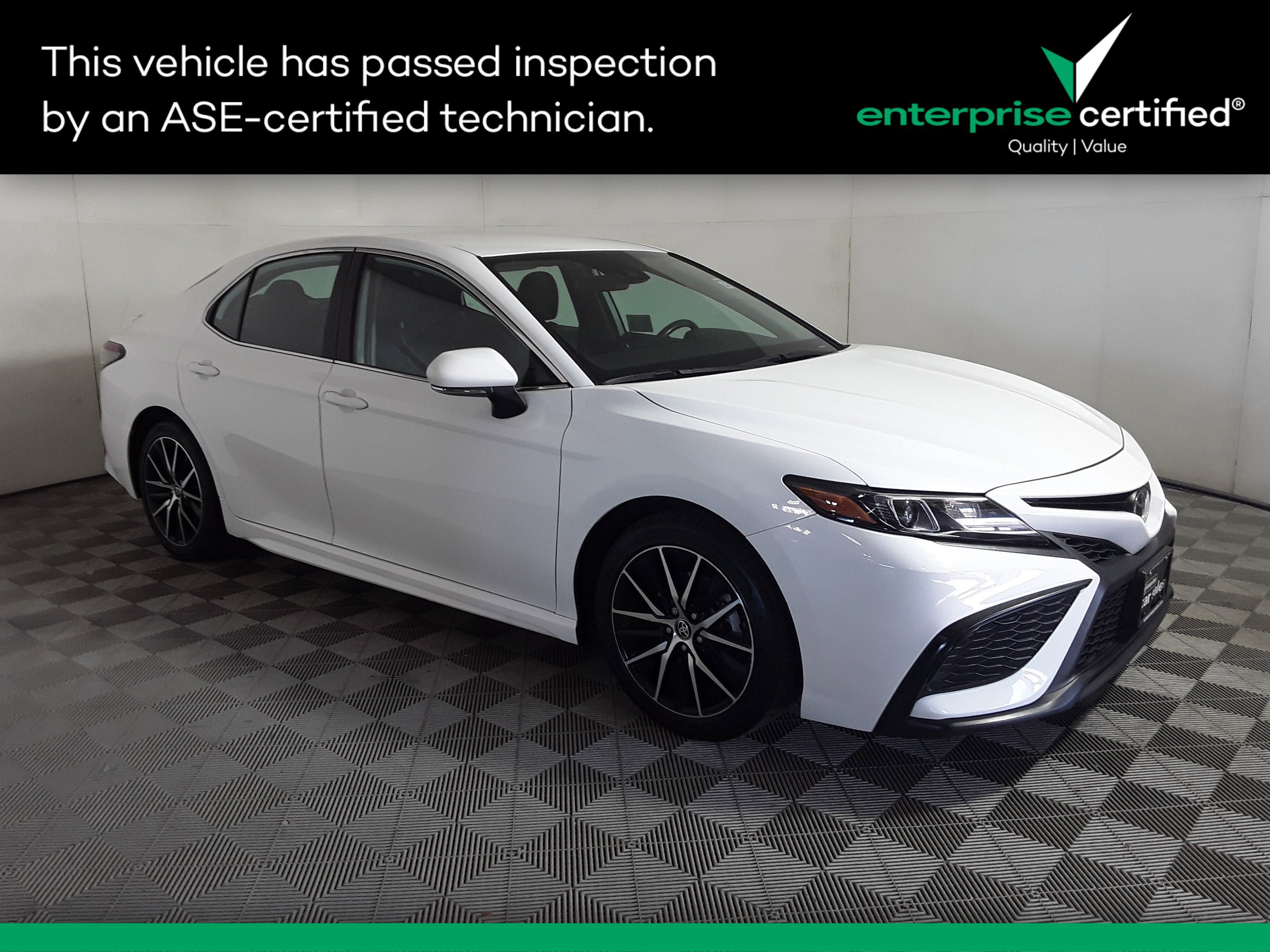 2023 Toyota Camry SE's photo