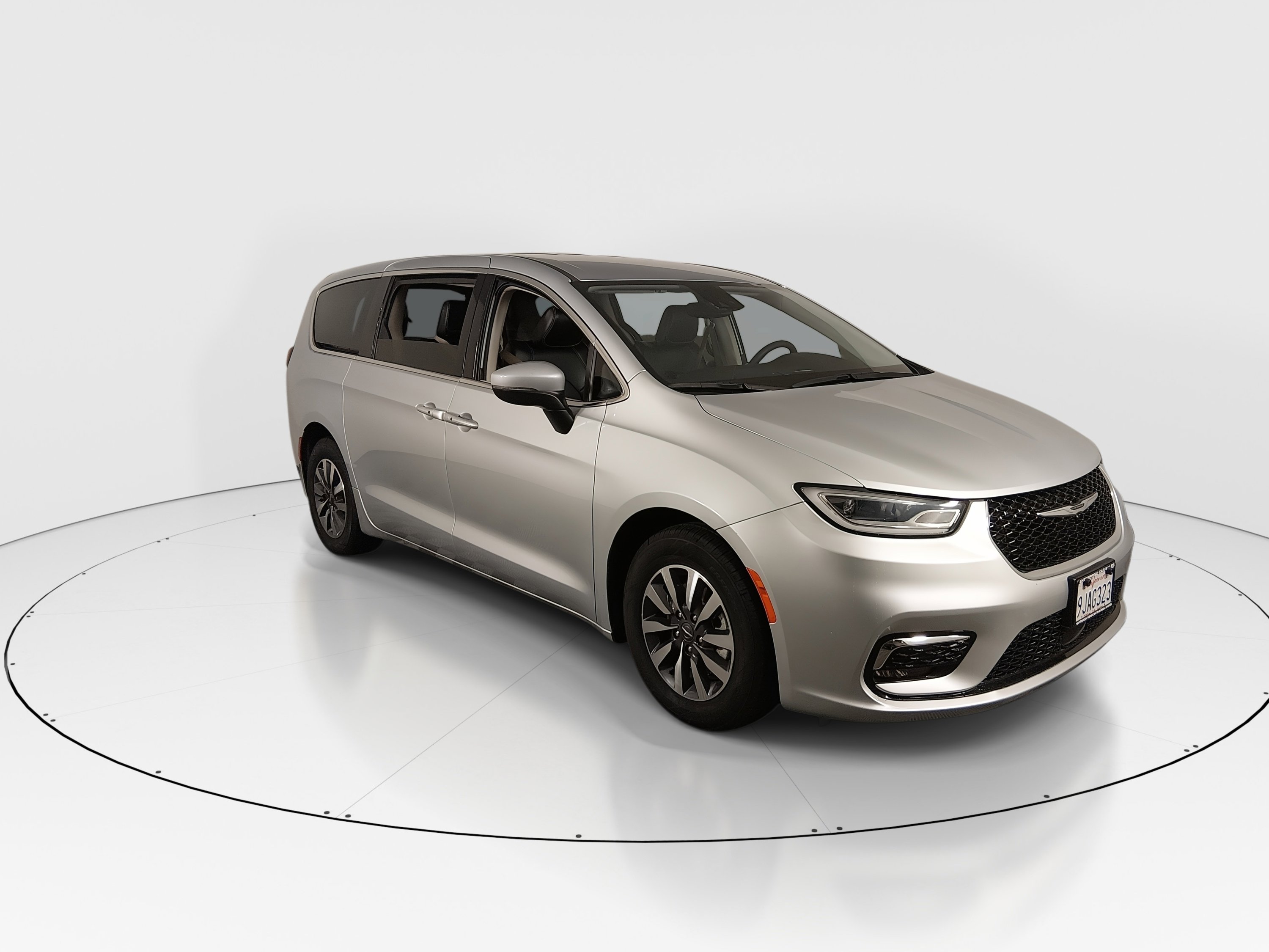 2023 Chrysler Pacifica Hybrid Touring L's photo