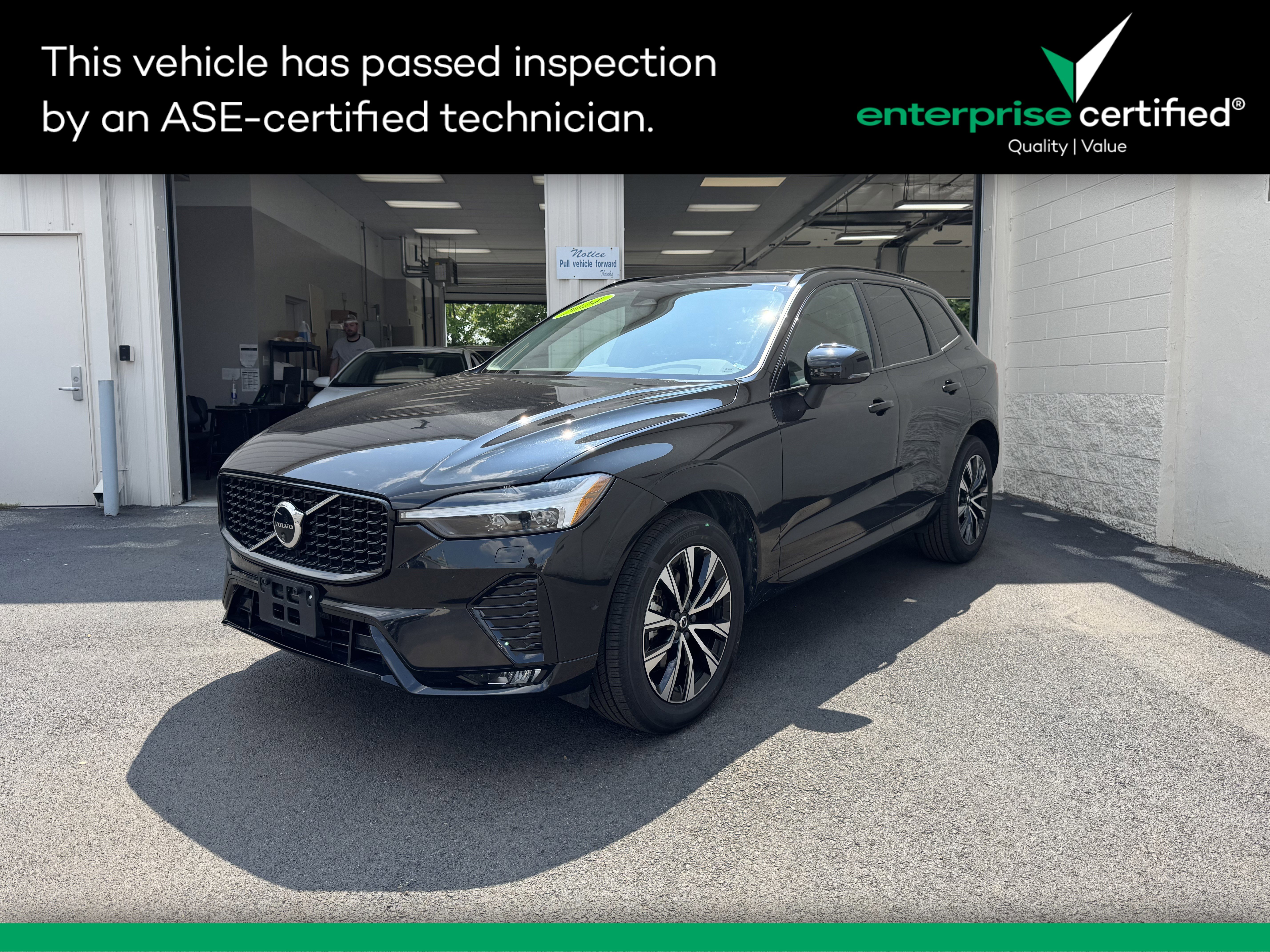 2024 Volvo XC60 B5 AWD Plus Dark Theme