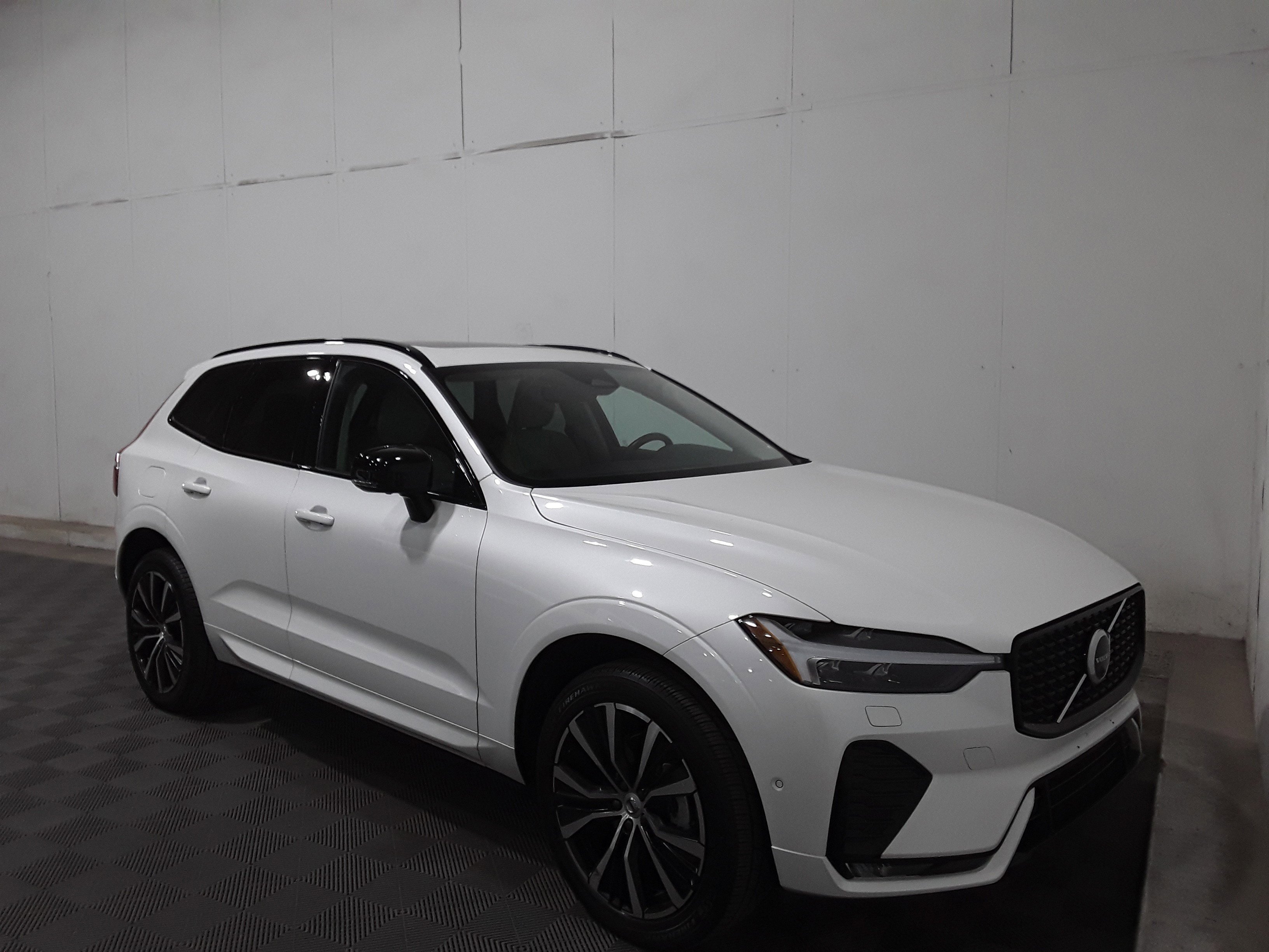 2024 Volvo XC60 B5 AWD Plus Dark Theme