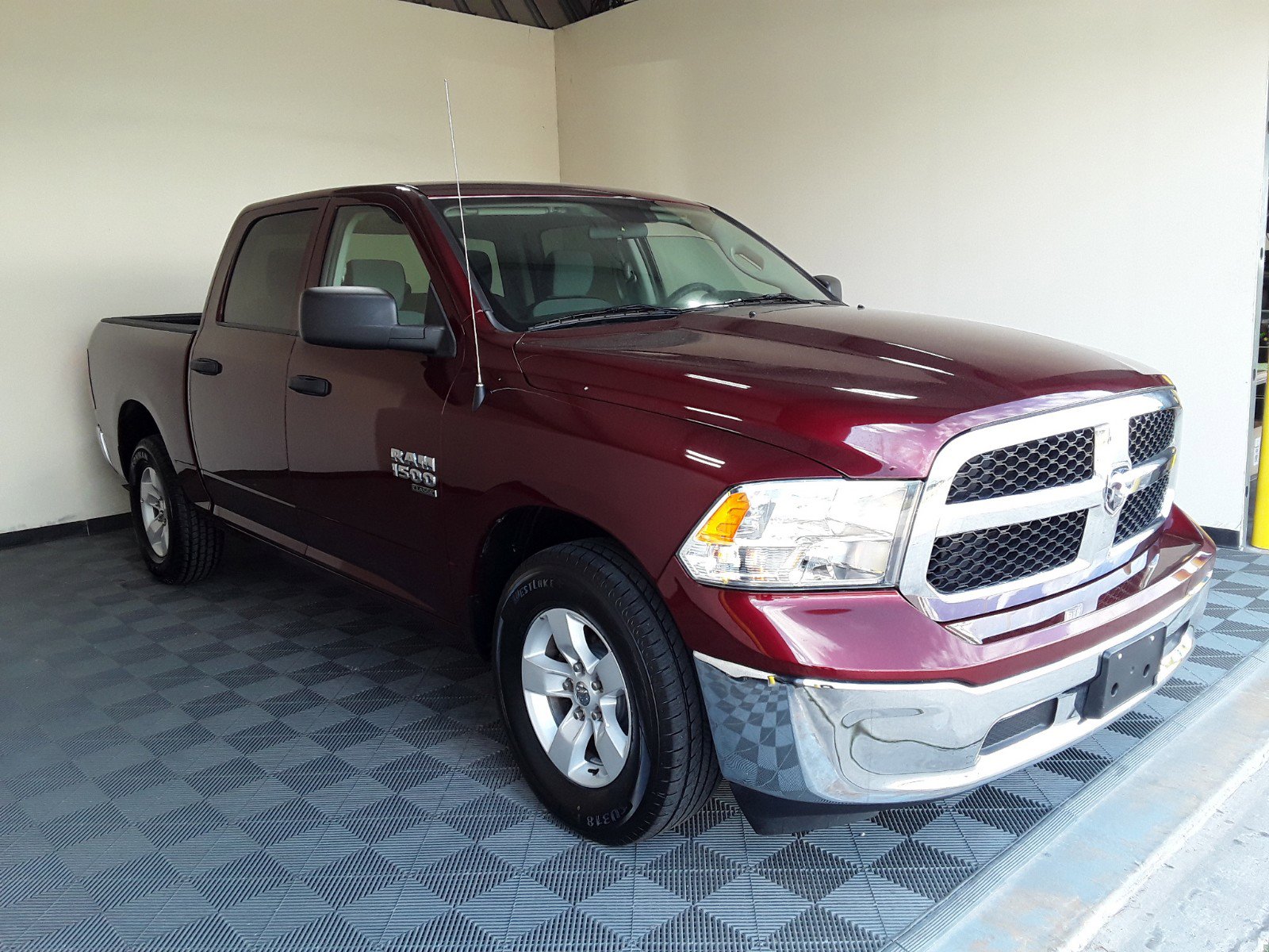 2022 Ram 1500 Classic SLT 4x2 Crew Cab 5'7