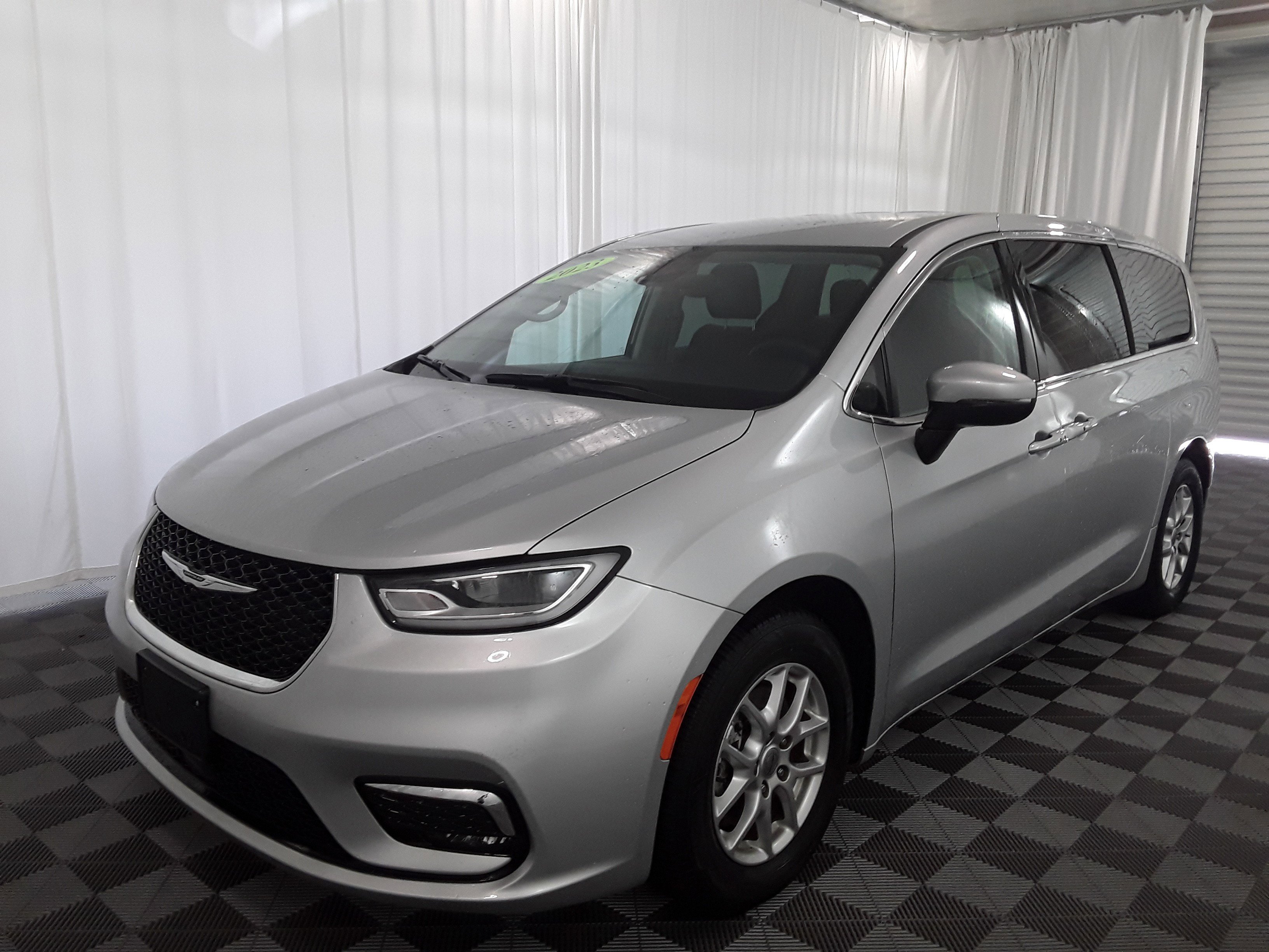 2023 Chrysler Pacifica Touring L's photo