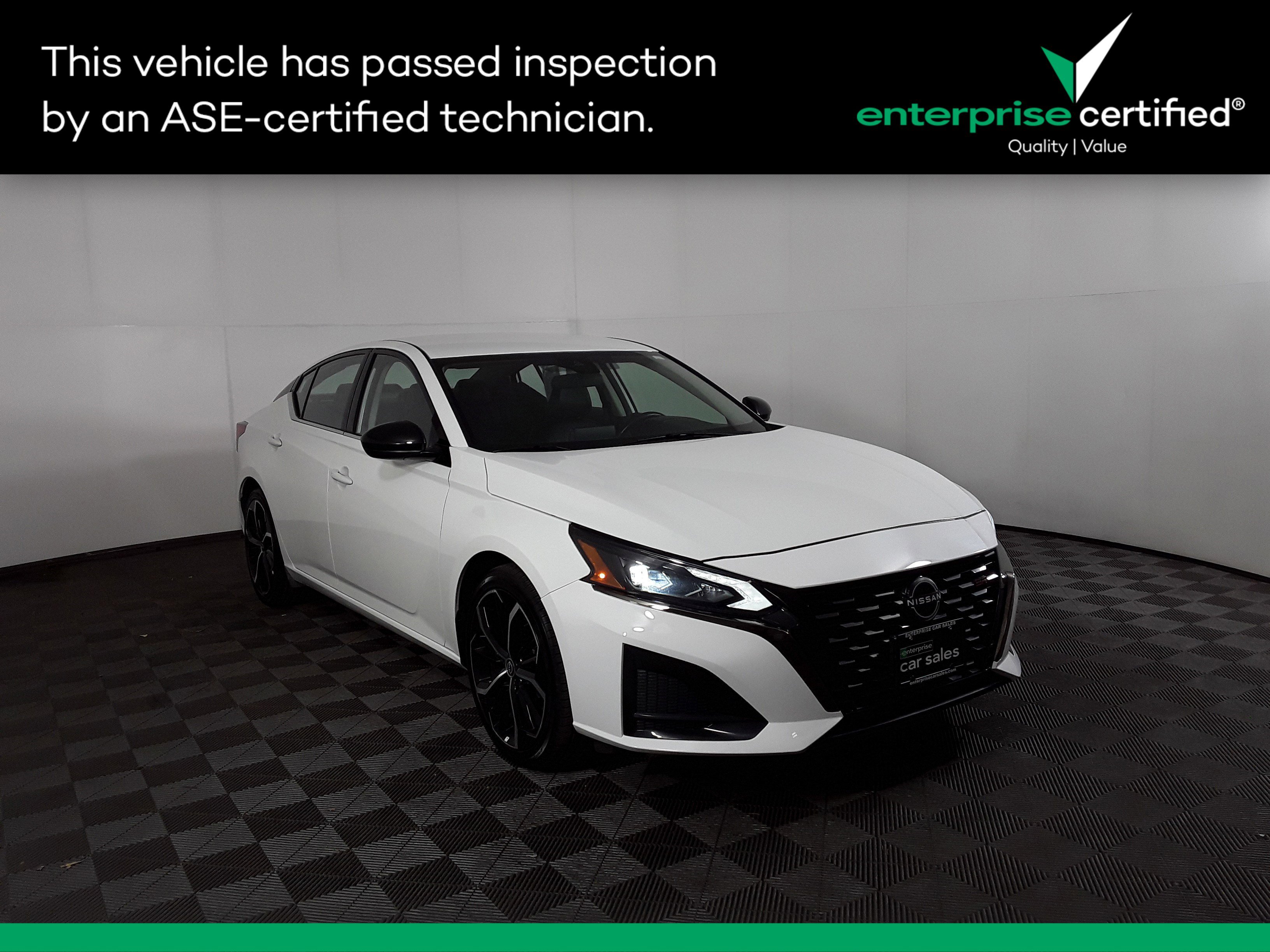 2023 Nissan Altima SR's photo