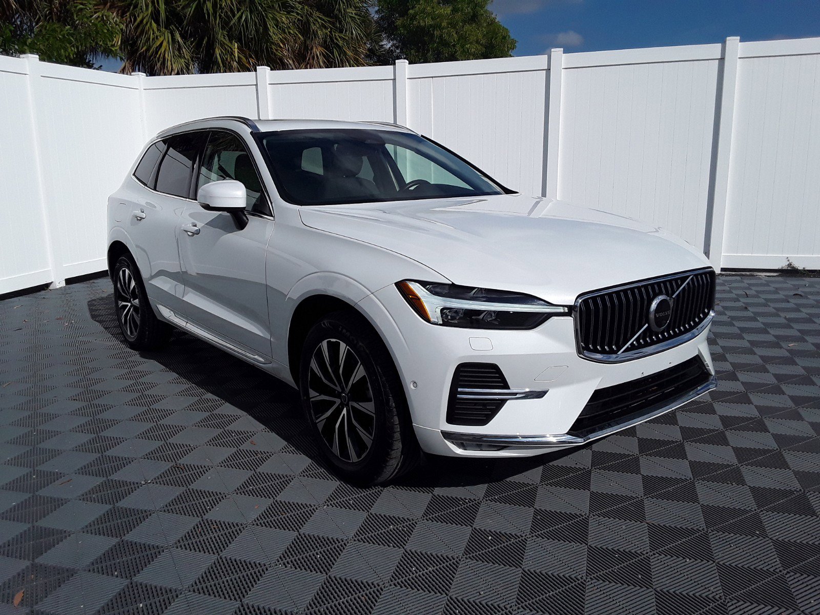 2023 Volvo XC60 B5 AWD Plus Bright Theme