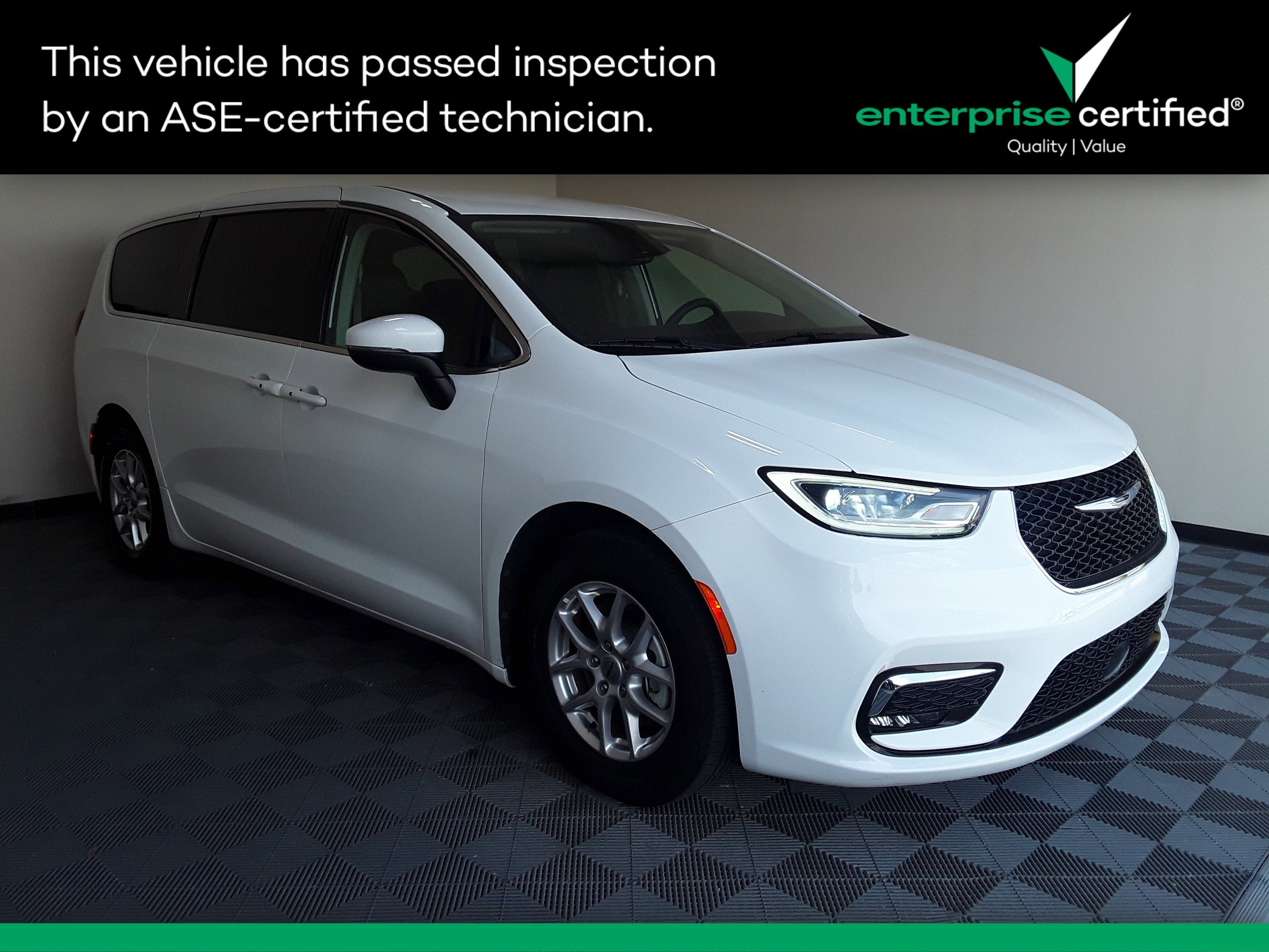 2023 Chrysler Pacifica Touring L's photo