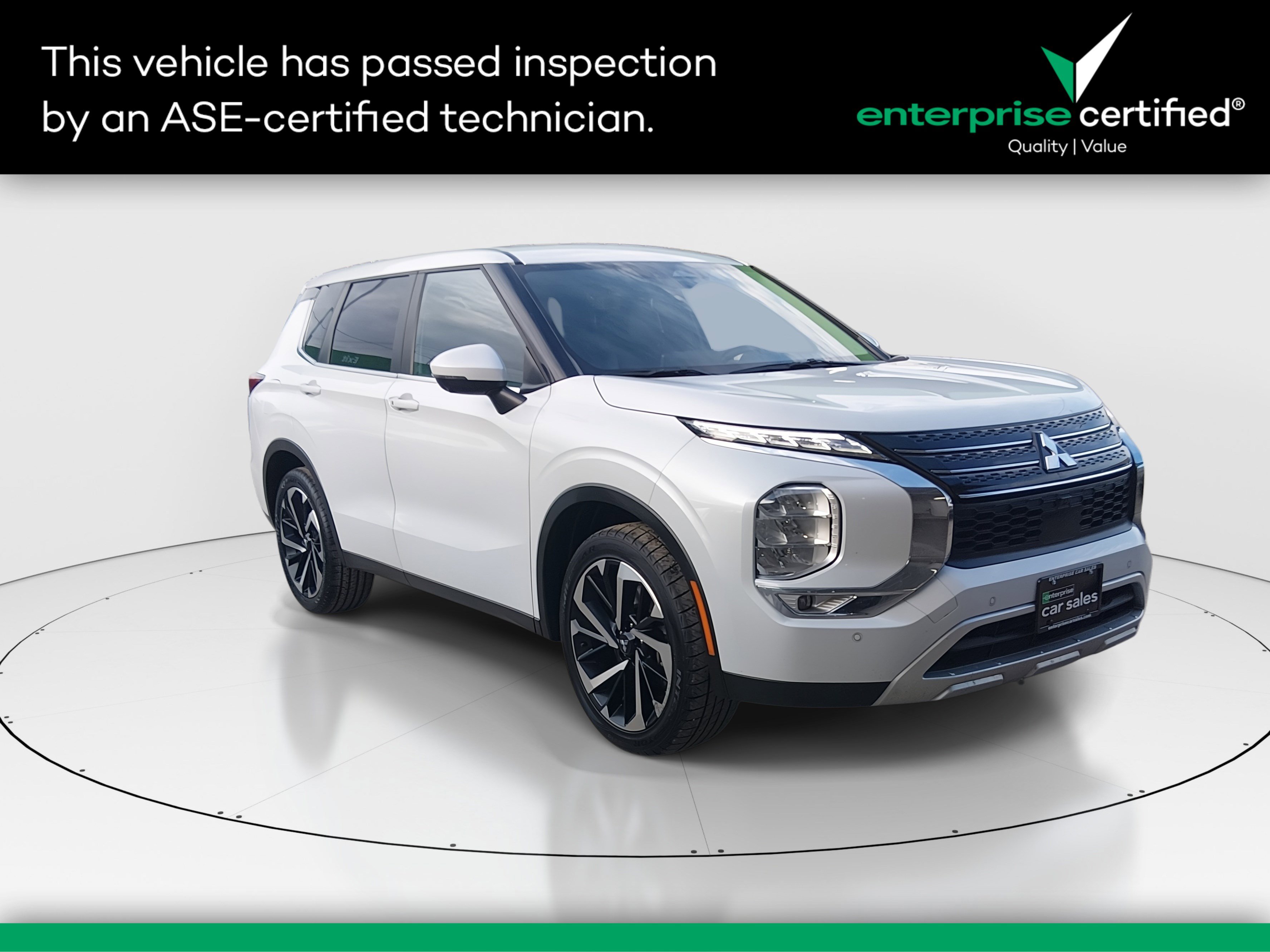 2024 Mitsubishi Outlander SE's photo