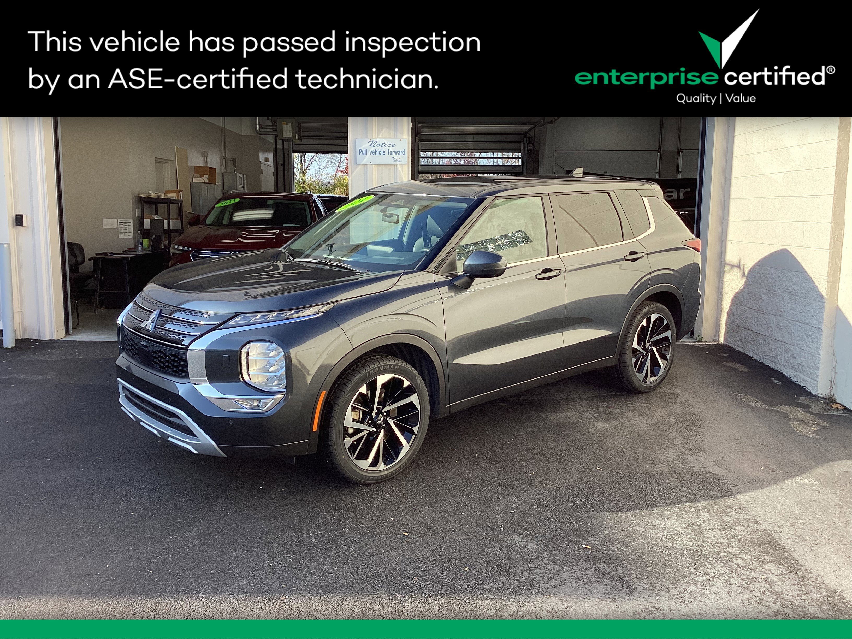 2024 Mitsubishi Outlander SE's photo