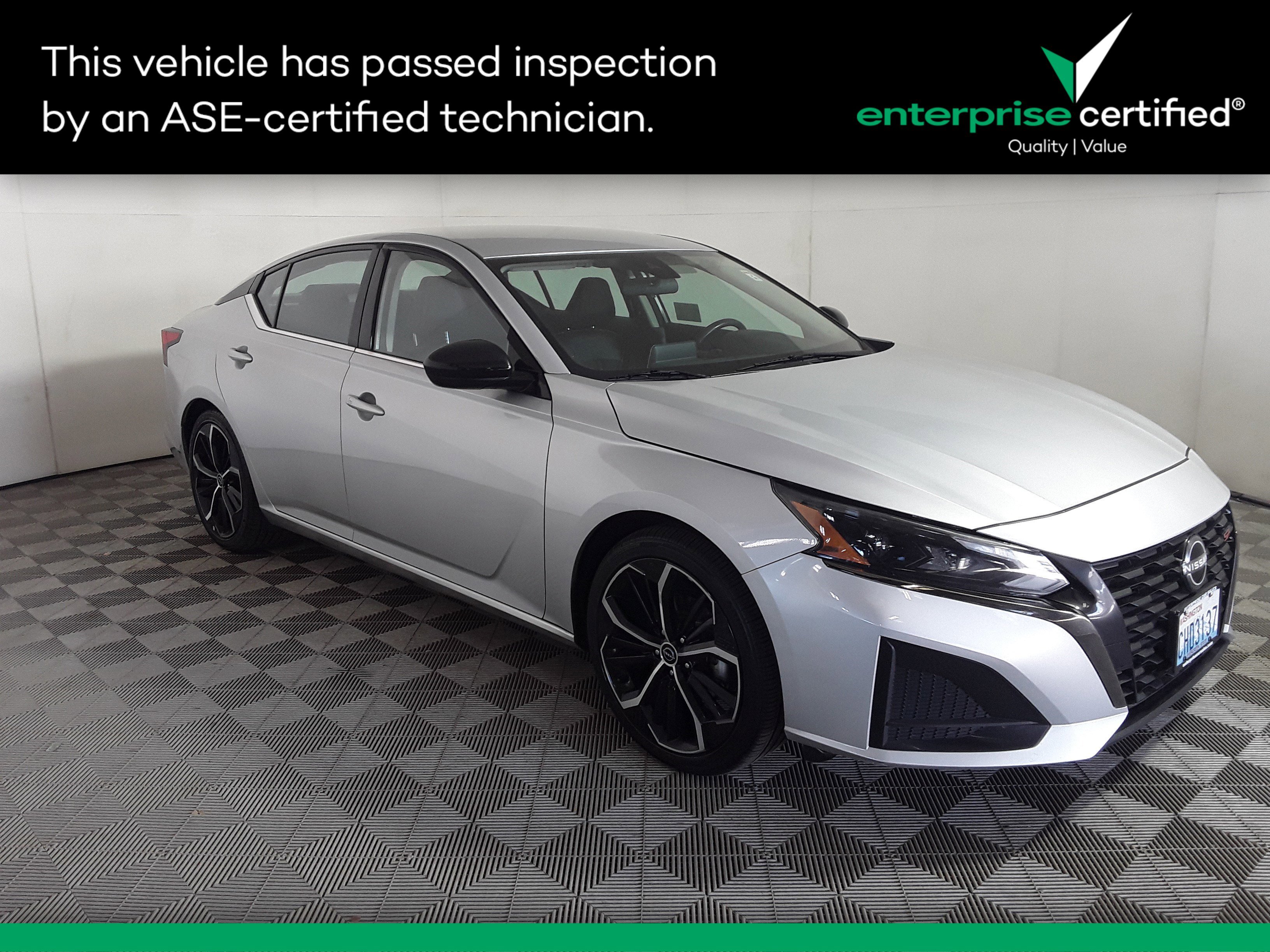 2023 Nissan Altima SR's photo