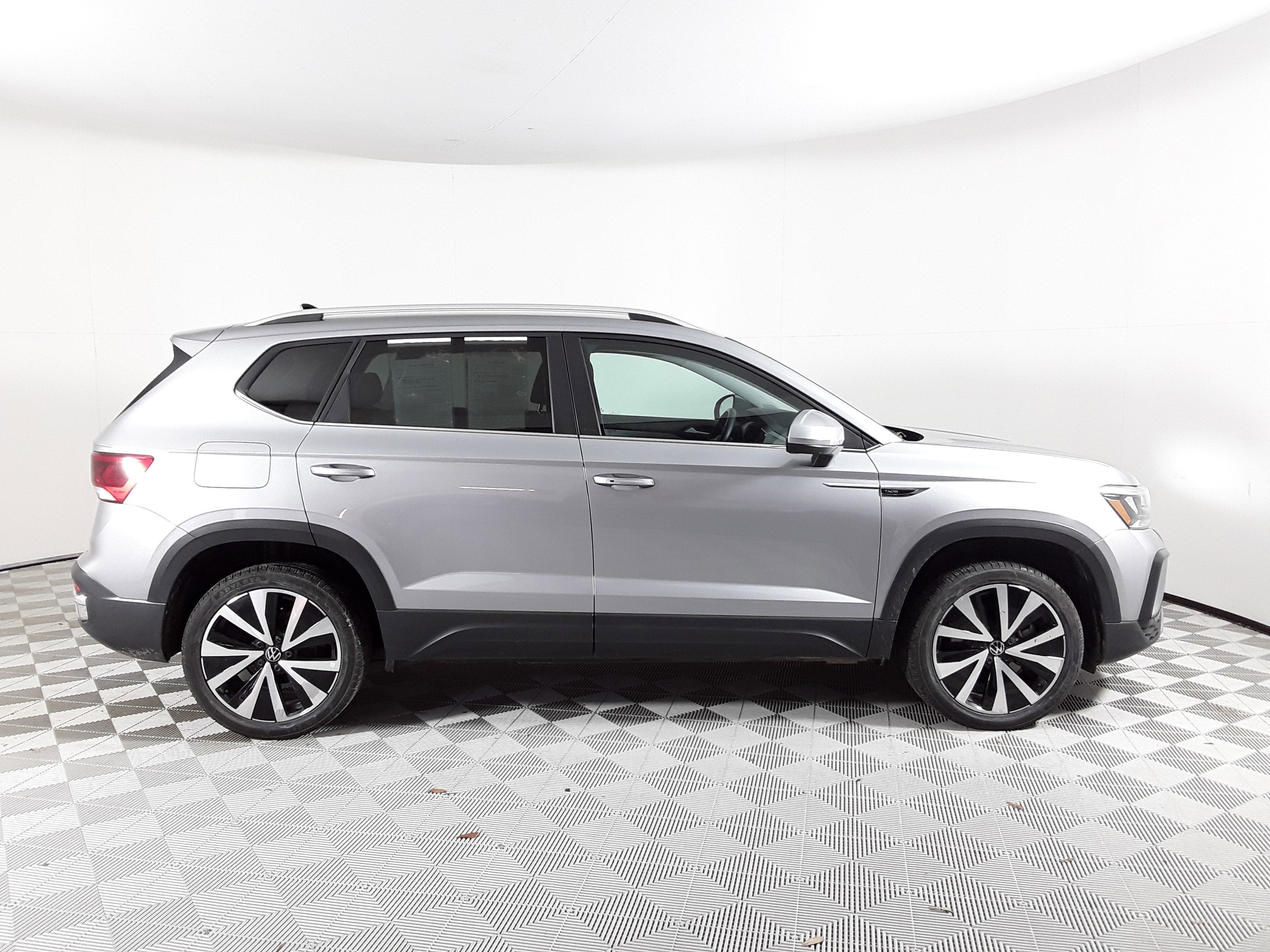 Image of Used 2024 Volkswagen Taos SE FWD