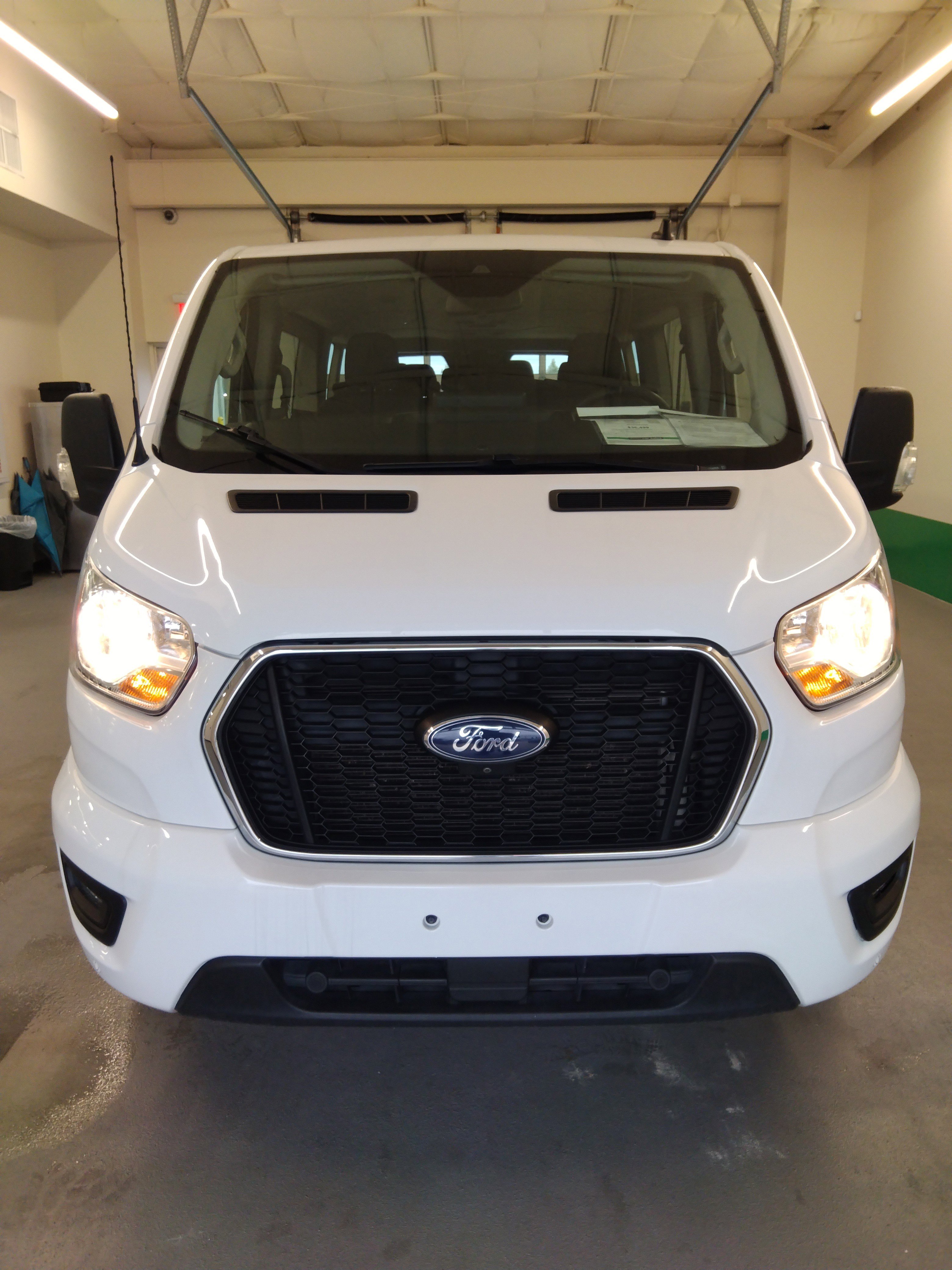 Image of Used 2022 Ford Transit Passenger Wagon T-350 148" Low Roof XLT RWD