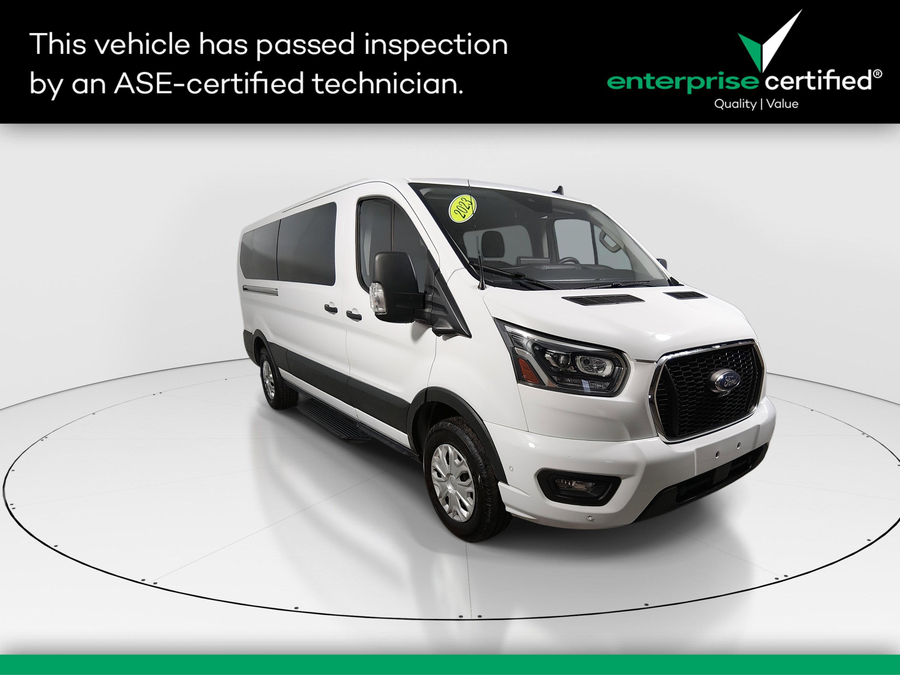 2023 Nissan Titan SV's photo