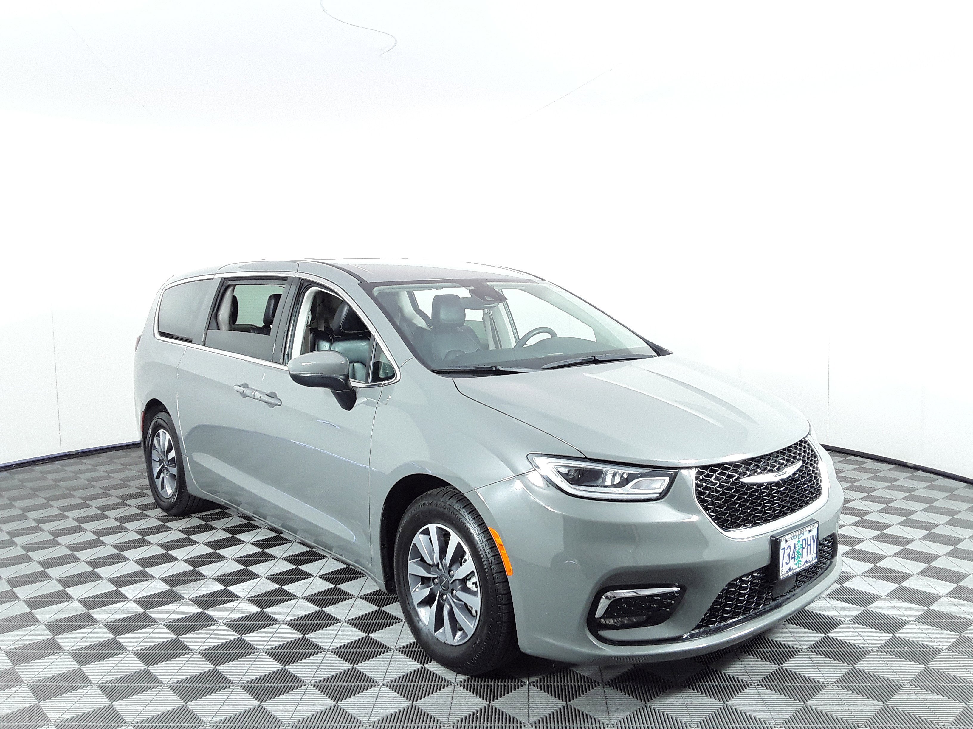 2023 Chrysler Pacifica Hybrid Touring L FWD