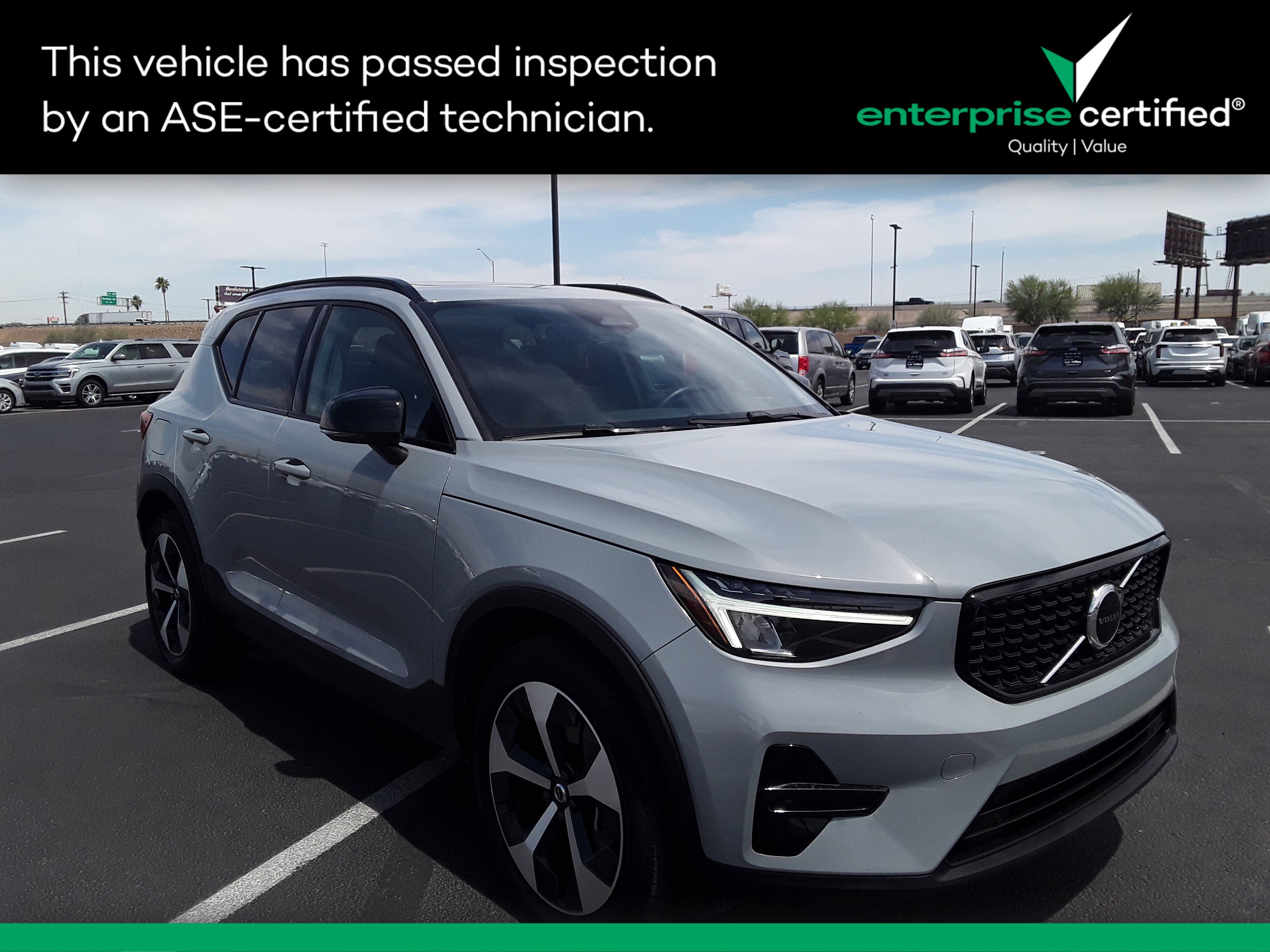 2024 Volvo XC40 B5 AWD Core Dark Theme