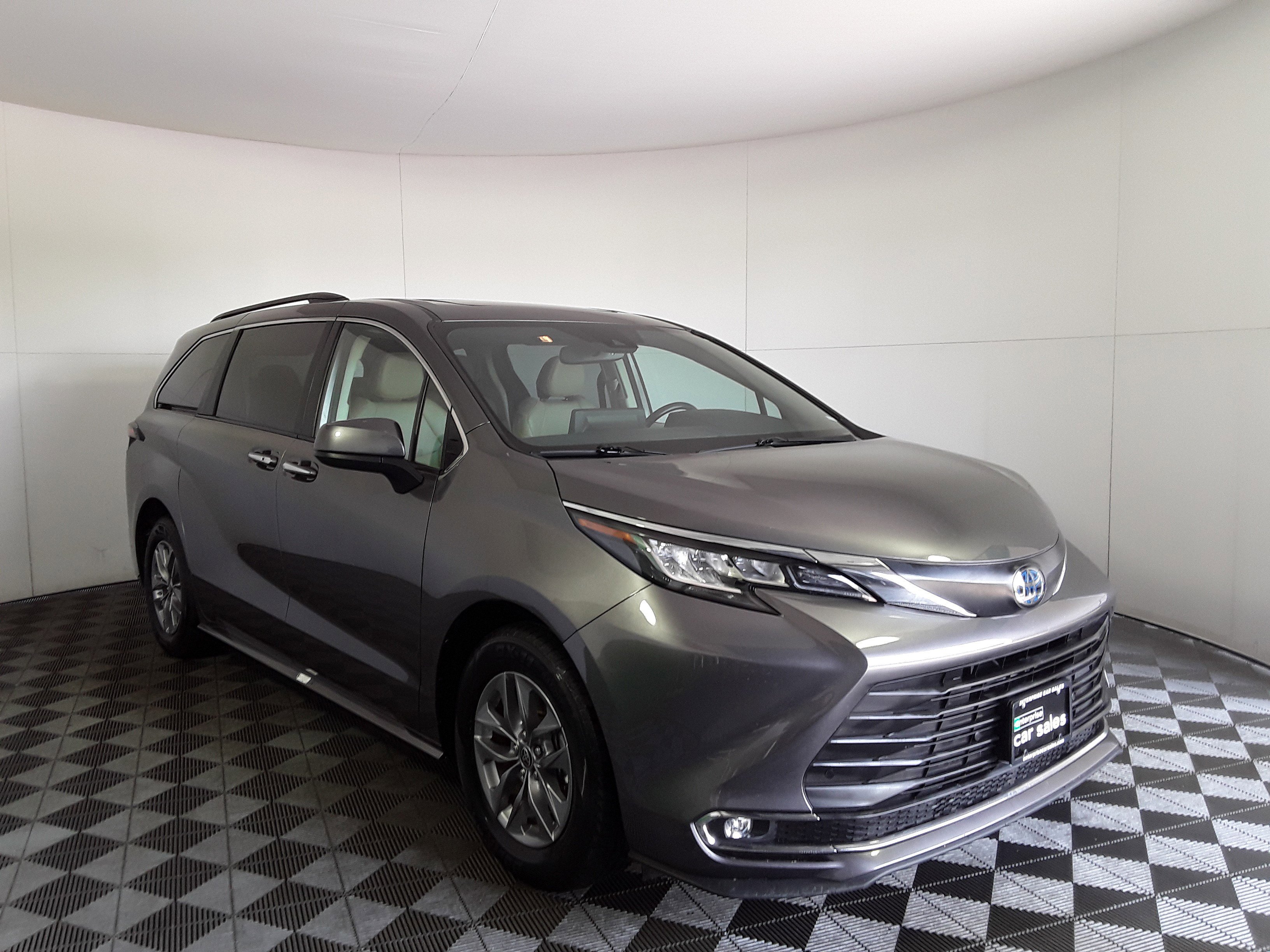 2023 Toyota Sienna XLE FWD 8-Passenger