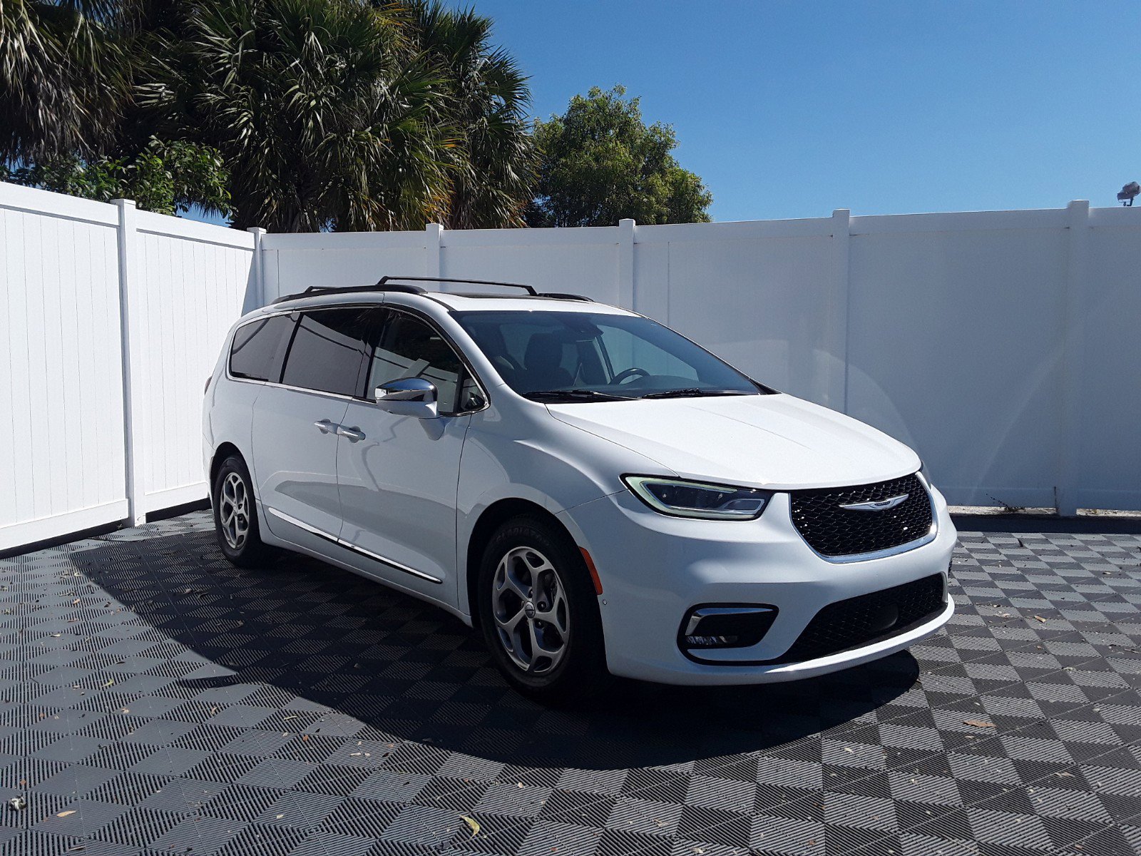 2022 Chrysler Pacifica Limited FWD