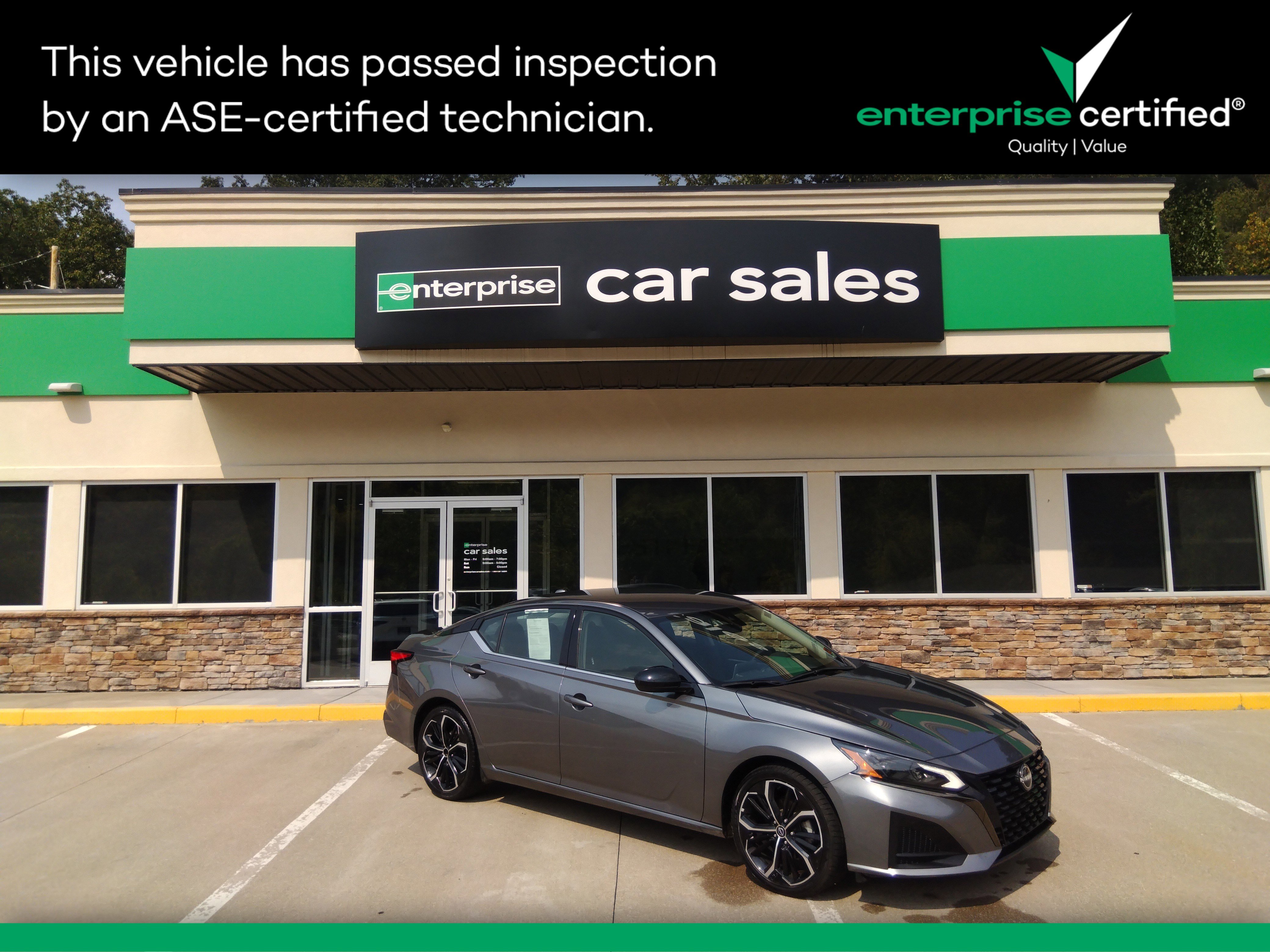 2023 Nissan Altima SR's photo